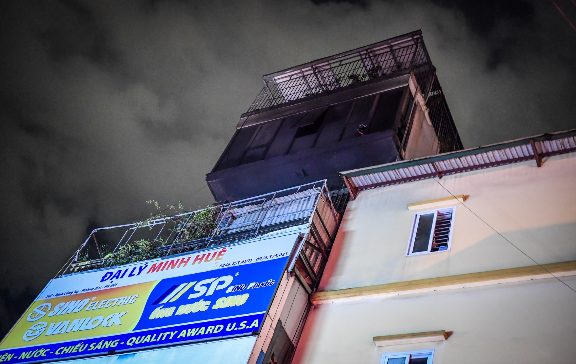 Hỏa hoạn đã khiến 4 người, trong đó có 3 trẻ em tử nạn. Hỏa hoạn đã khiến 4 người, trong đó có 3 trẻ em tử nạn.