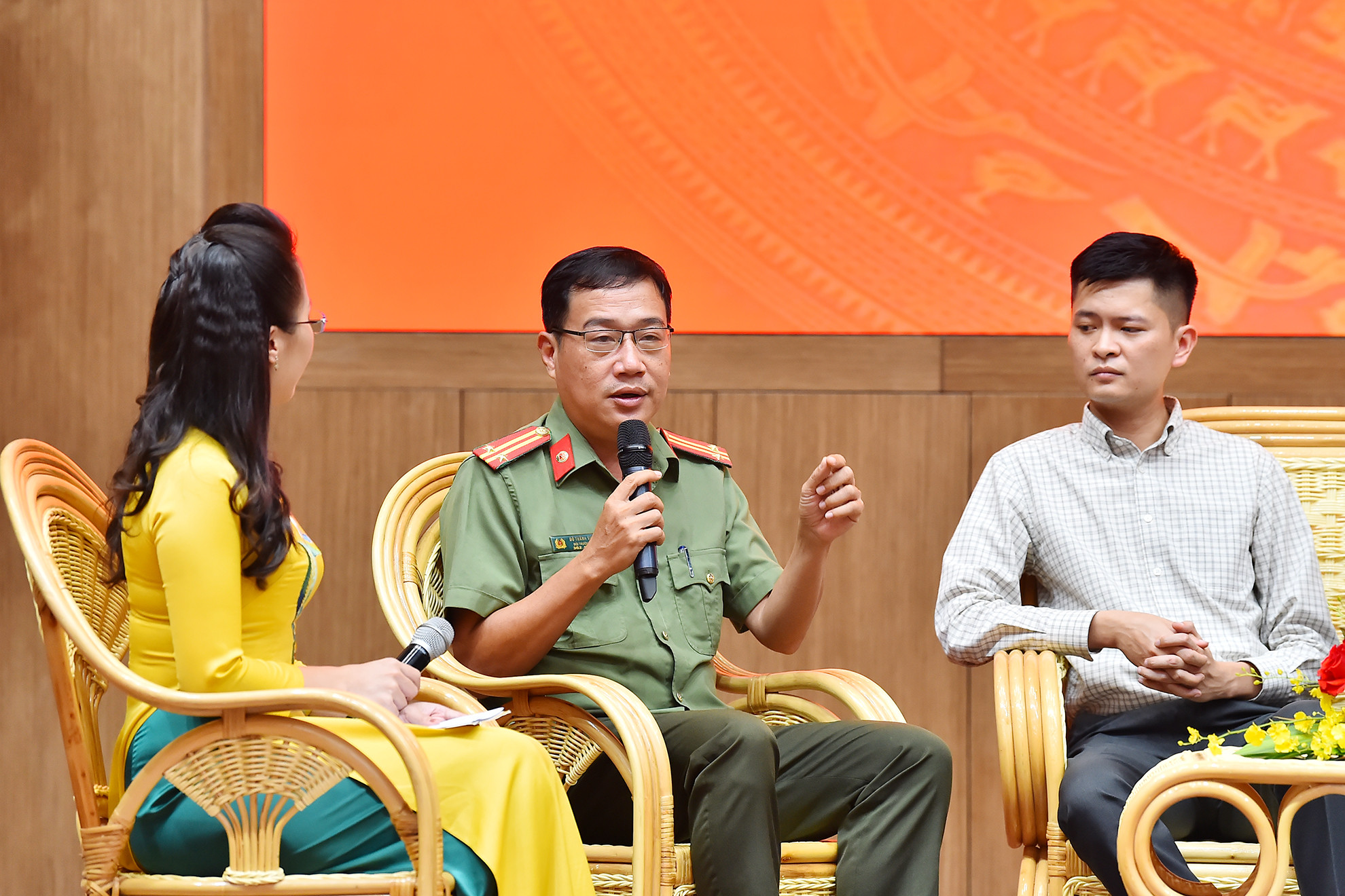 Trung tá Đỗ Thành Sự, Đội trưởng thuộc Phòng Công tác đảng và công tác chính trị Công an tỉnh Quảng Ngãi cũng chia sẻ những câu chuyện cảm động về lớp học của Đại úy Phạm Văn Đành trên đỉnh núi. Trung tá Đỗ Thành Sự, Đội trưởng thuộc Phòng Công tác đảng và công tác chính trị Công an tỉnh Quảng Ngãi cũng chia sẻ những câu chuyện cảm động về lớp học của Đại úy Phạm Văn Đành trên đỉnh núi.