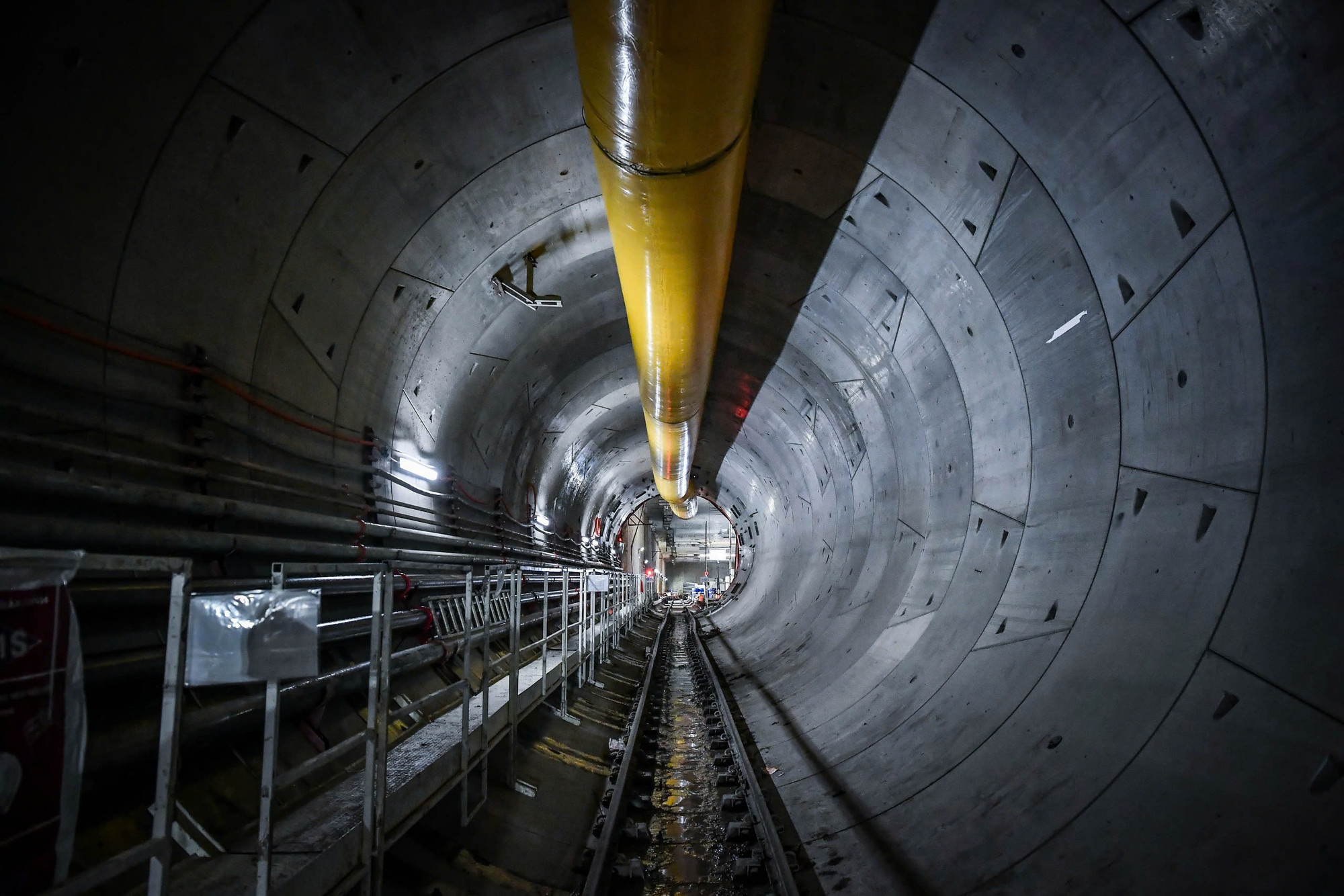 TBM khoan tới đâu, lần lượt vỏ hầm cũng sẽ được lắp tới đó. Song song, các hạng mục khác của công trình cũng được hoàn thiện theo phương pháp cuốn chiếu.