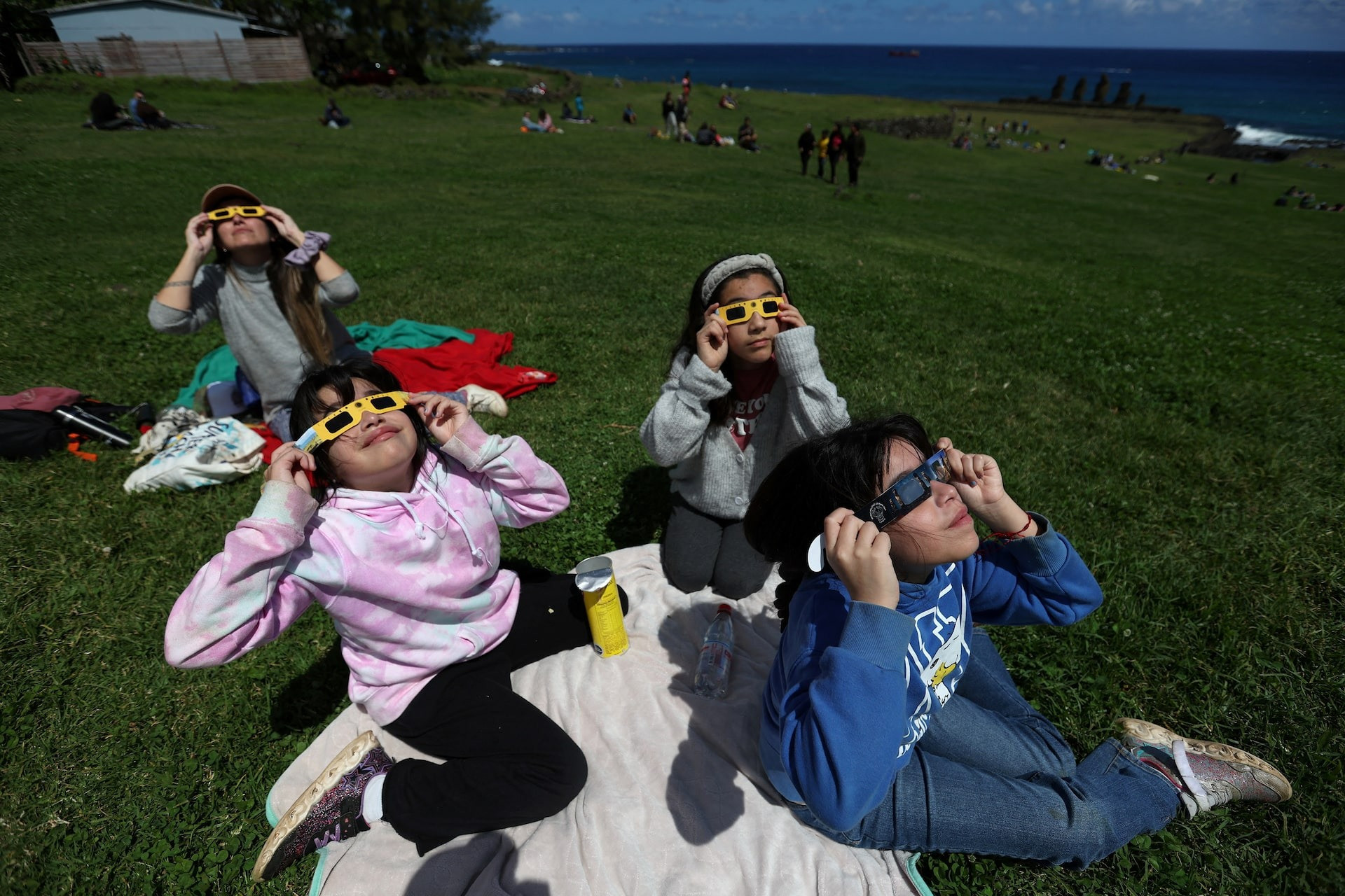 [Ảnh] Nhật thực hình khuyên tạo ra 'vòng lửa' kỳ diệu trên bầu trời Nam Mỹ ảnh 7