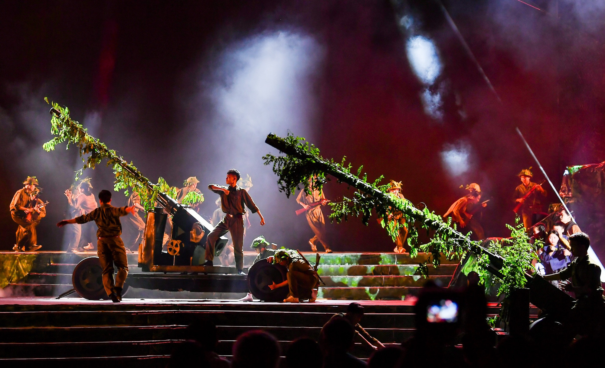 Các nghệ sĩ tái hiện cảnh sống và chiến đấu tại lũy thép, lũy hoa trong quá khứ tại sân khấu chương trình Vĩ tuyến 17 - Khát vọng hòa bình.