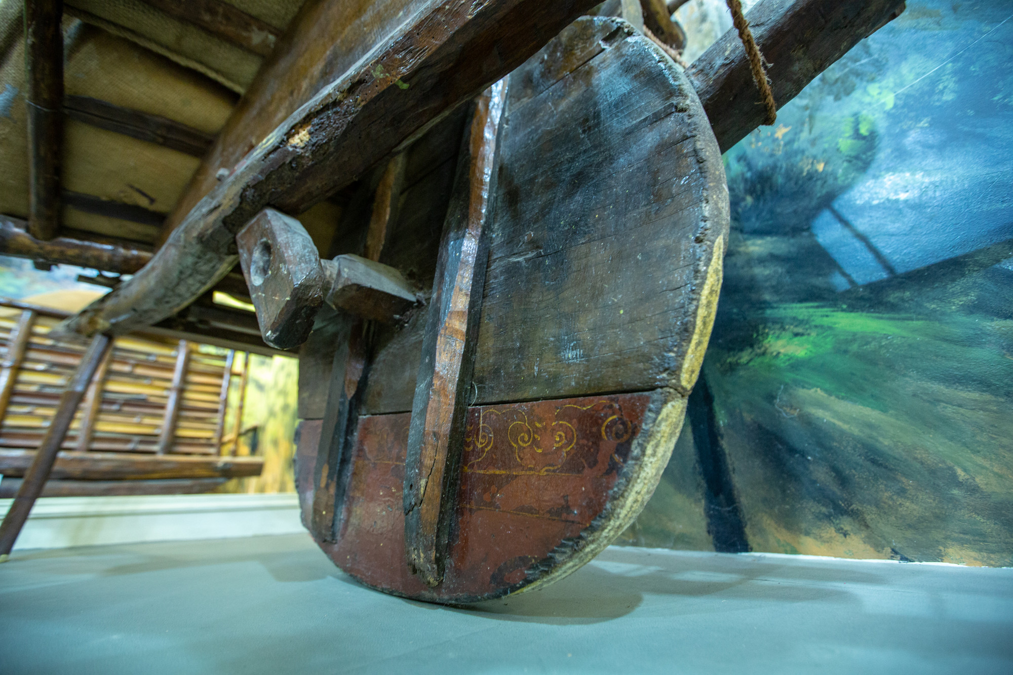 Đóng đến phần bánh thì thiếu gỗ, ông Bầm quyết định... dỡ bàn thờ để ghép lại thành bánh.