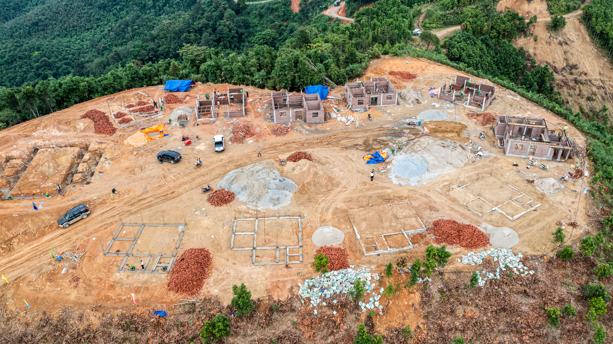 Khu tái định cư thôn Nậm Tông nằm trên khu đồi dọc đường vào thôn Nậm Tông, cách xóm Bản Cái khoảng 2km. Nơi đây sẽ bố trí chỗ ở cho khoảng 70 hộ dân, diện tích trung bình 350m2/một hộ. Trong khu tái định cư sẽ có nhà văn hóa, điểm trường, hệ thống điện, nước…