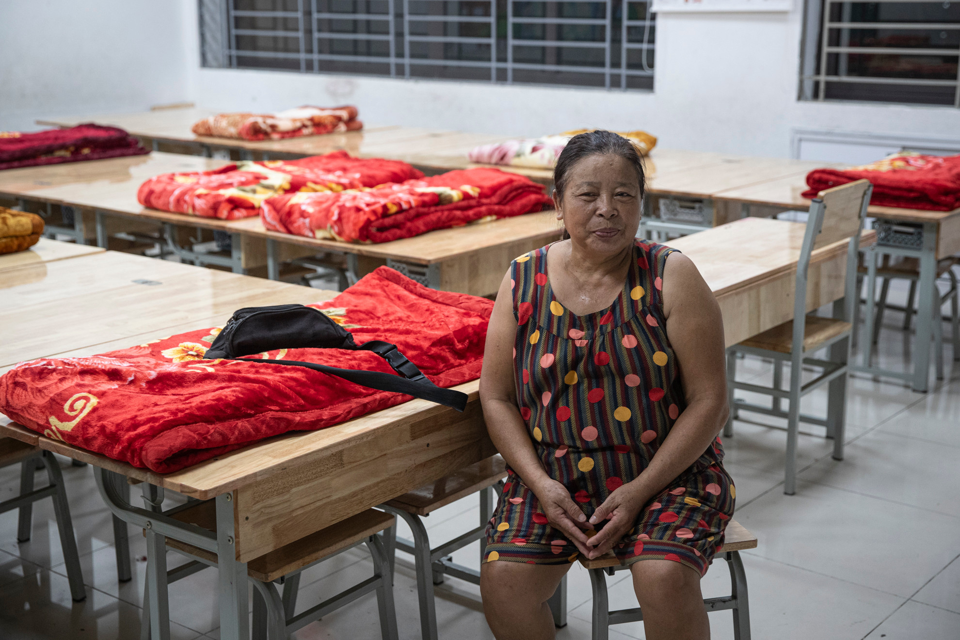 Cùng tâm trạng như vợ chồng ông Vỵ, bà Hoàng Thị Huyền (65 tuổi) cho biết, bản thân rất yên tâm khi ở nơi an toàn. Cùng tâm trạng như vợ chồng ông Vỵ, bà Hoàng Thị Huyền (65 tuổi) cho biết, bản thân rất yên tâm khi ở nơi an toàn.