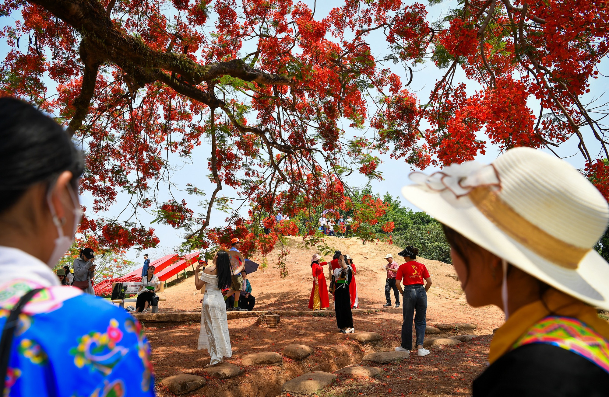 Nhiều chị em phụ nữ tranh thủ dịp Kỷ niệm 70 năm Chiến thắng Điện Biên Phủ để ghi lại những khoảnh khắc ấn tượng.