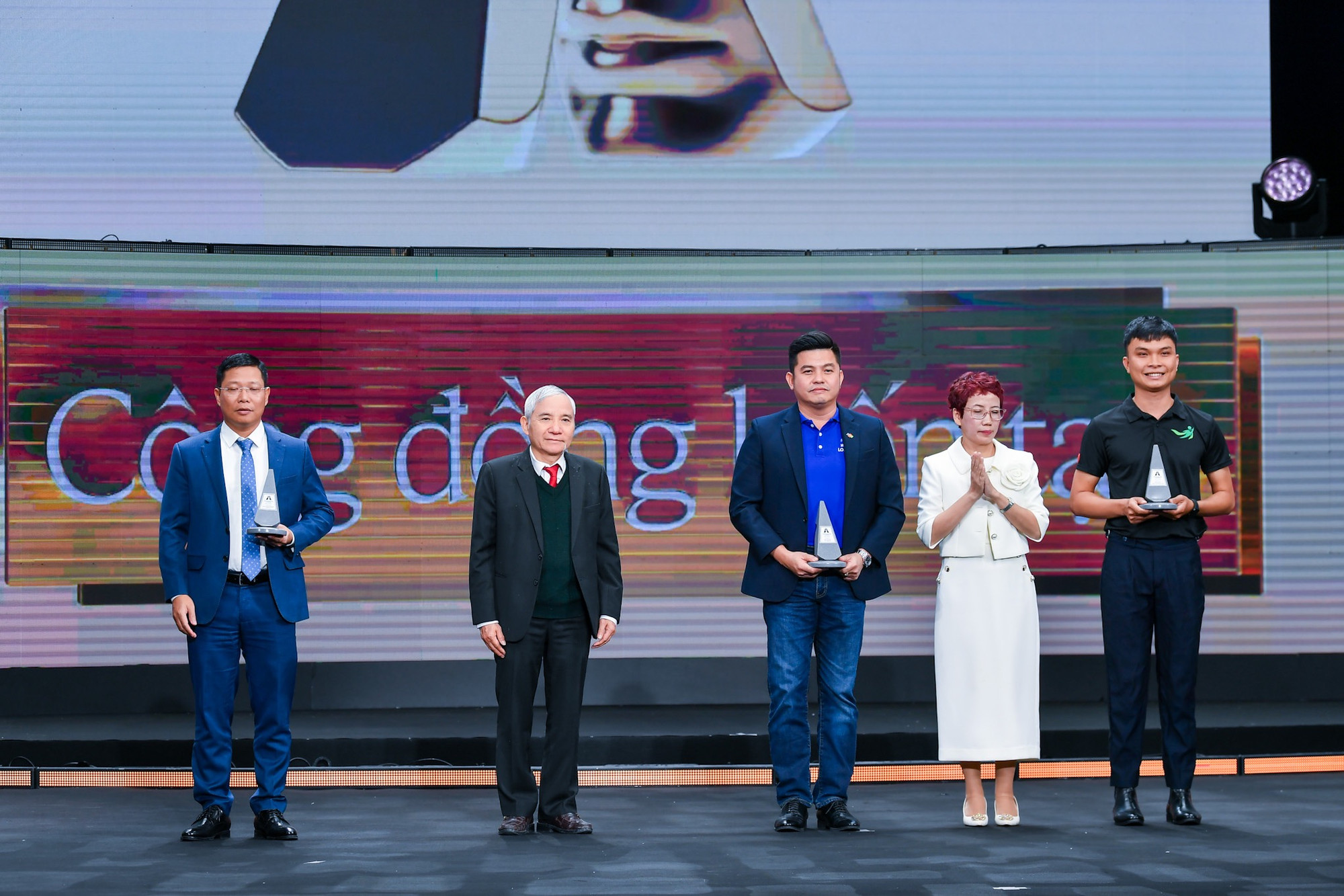 Đại diện các dự án nhận giải Hạng mục Giải Dự án Kịp thời. Các dự án bao gồm: Cùng Việt Nam vững bước; Long Châu sẻ chia và Sài Gòn Xanh.