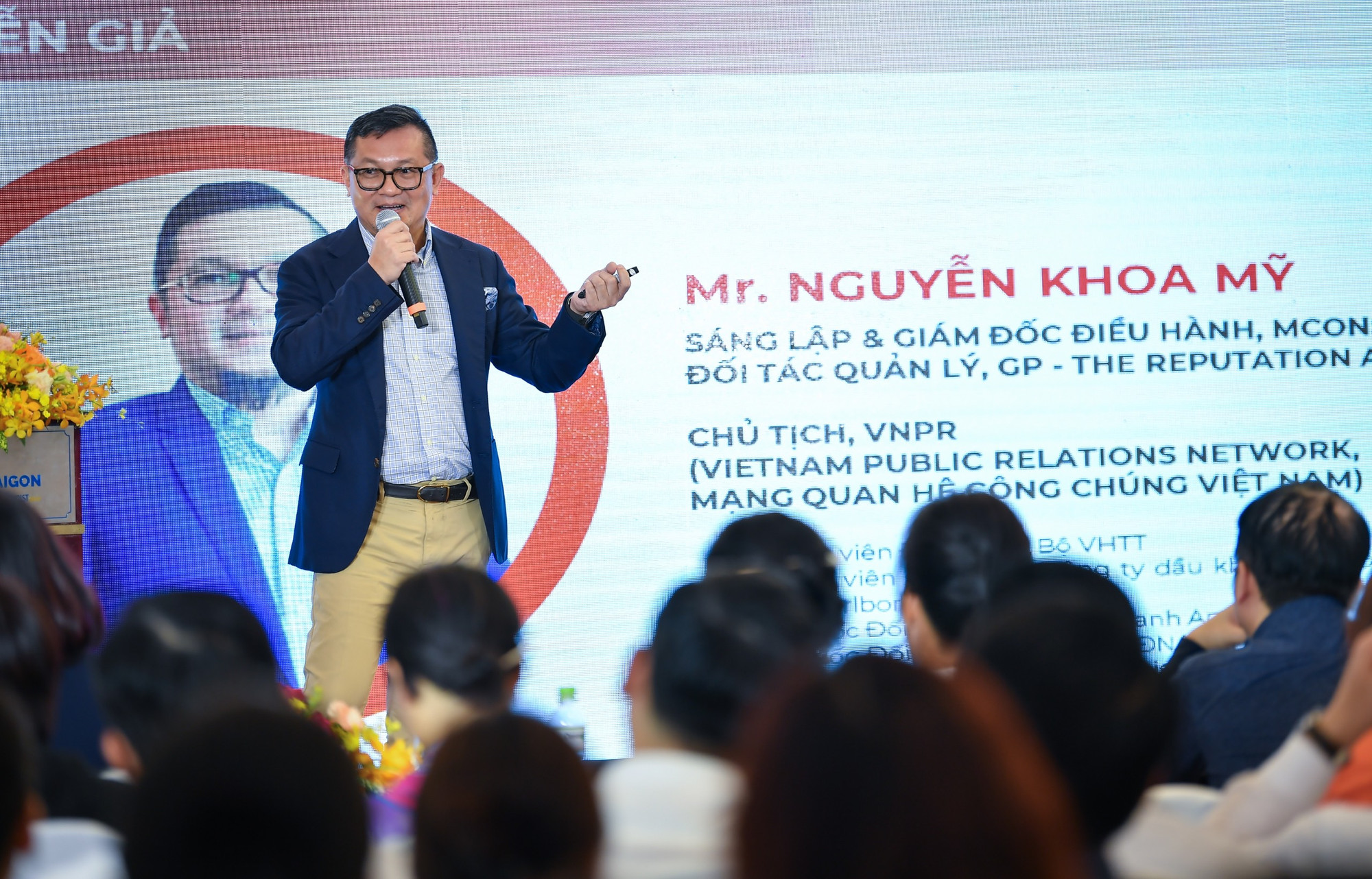 Ông Nguyễn Khoa Mỹ, Chủ tịch Mạng lưới Quan hệ công chúng Việt Nam (VNPR) trình bày tham luận tại phiên.