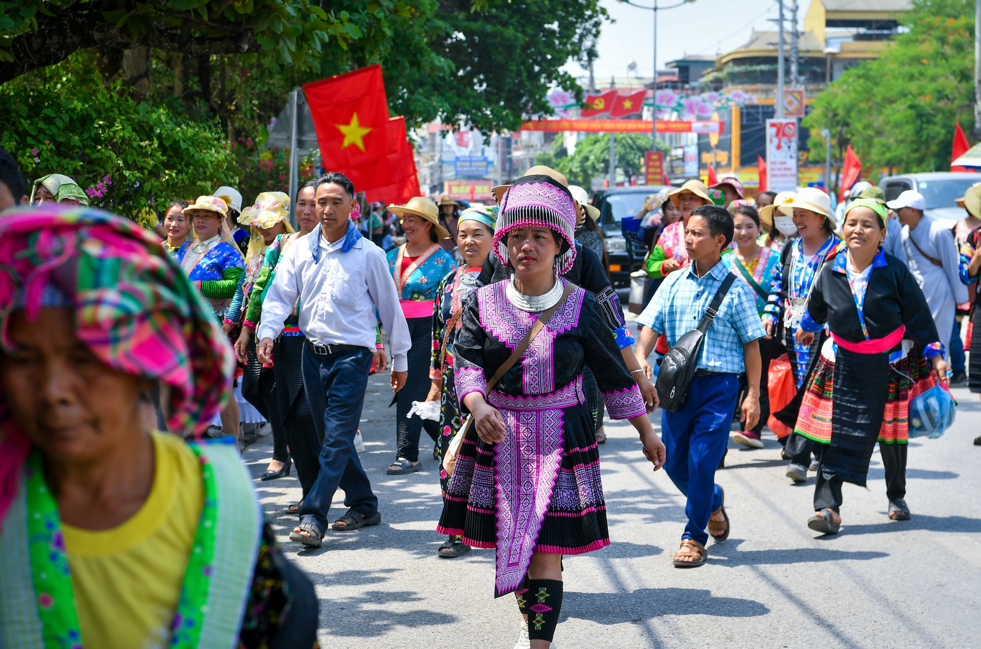 Trong phút chốc, phố phường Điện Biên như trong ngày hội lớn. Ở đó, mỗi dân tộc mang theo những màu sắc đặc trưng của mình cùng hội tụ.