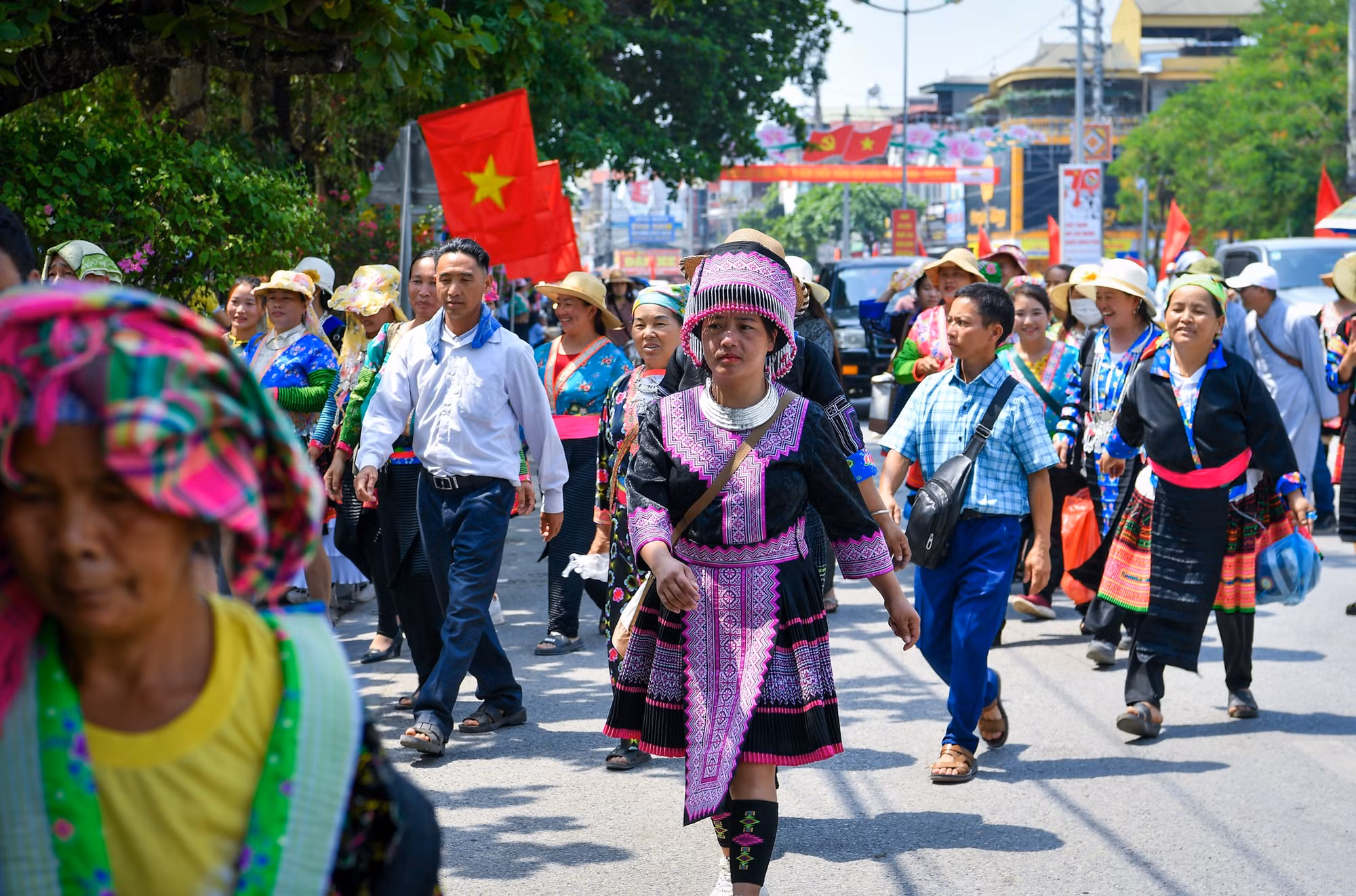 Trong phút chốc, phố phường Điện Biên như trong ngày hội lớn. Ở đó, mỗi dân tộc mang theo những màu sắc đặc trưng của mình cùng hội tụ.