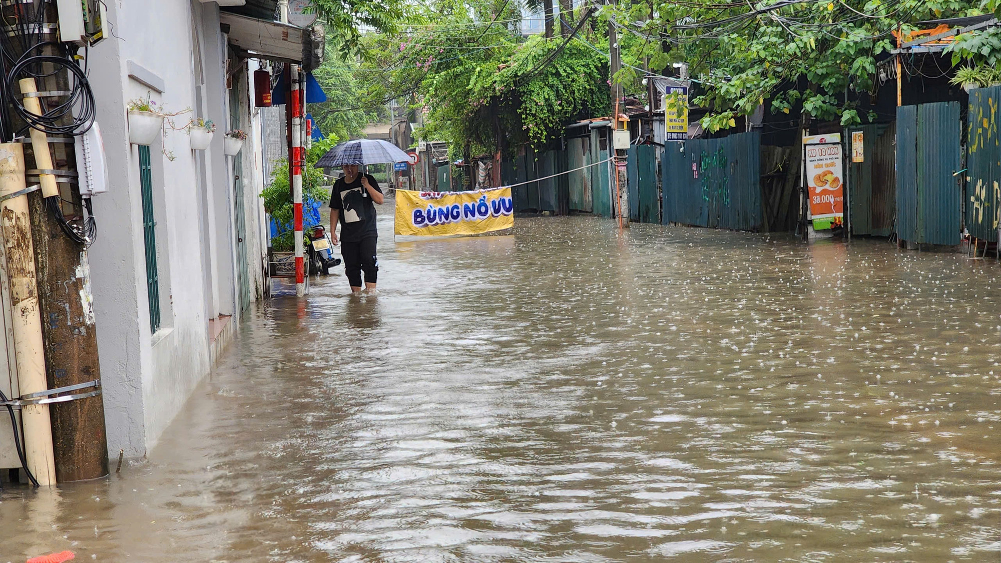 Người dân đã chăng dây cảnh báo ngập để các phương tiện tránh di chuyển vào.