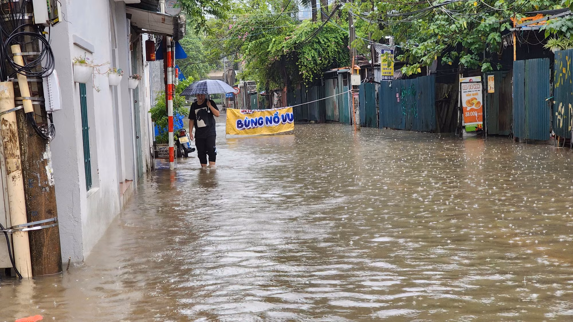 Người dân đã chăng dây cảnh báo ngập để các phương tiện tránh di chuyển vào.