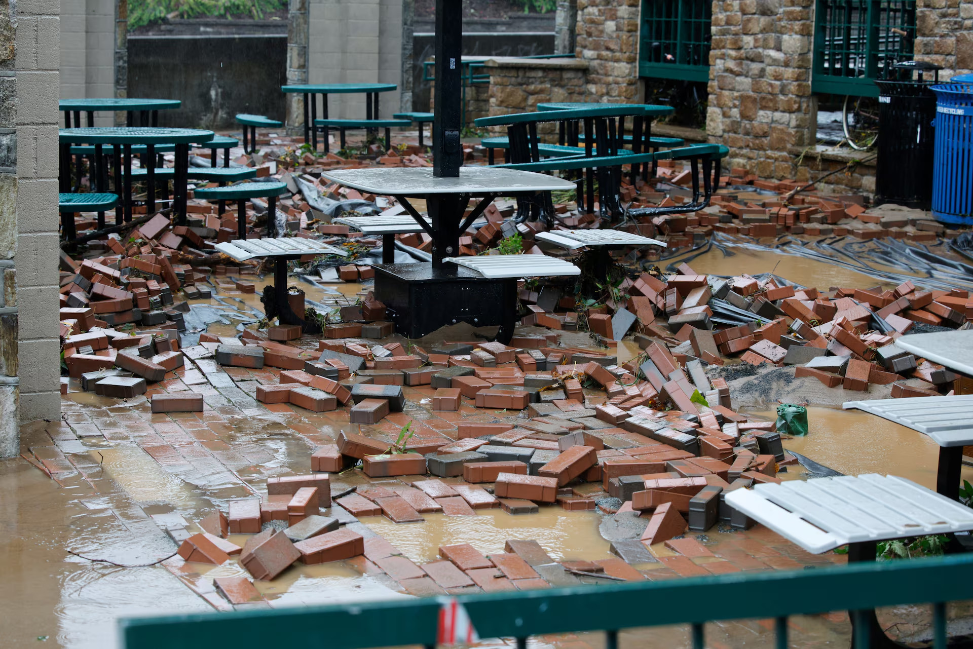 Những viên gạch bị nước lũ chảy xiết cuốn trôi nằm rải rác chung quanh một sân hiên ngoài trời ở khu trung tâm thị trấn Boone, Bắc Carolina khi Bão nhiệt đới Helene tấn công. (Ảnh: REUTERS)
