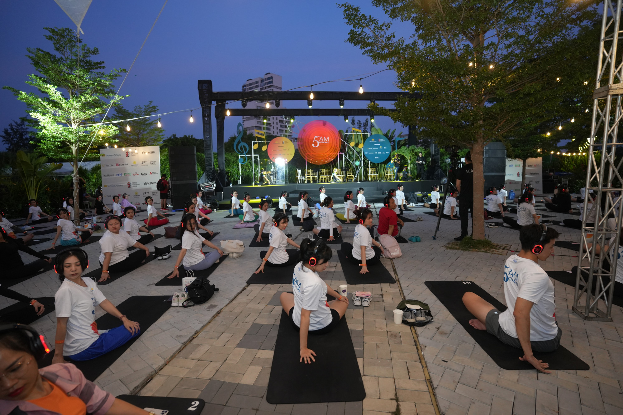 [Ảnh] Dàn nghệ sĩ nổi tiếng "cháy" hết mình với 5AM - Cùng đón bình minh ảnh 6