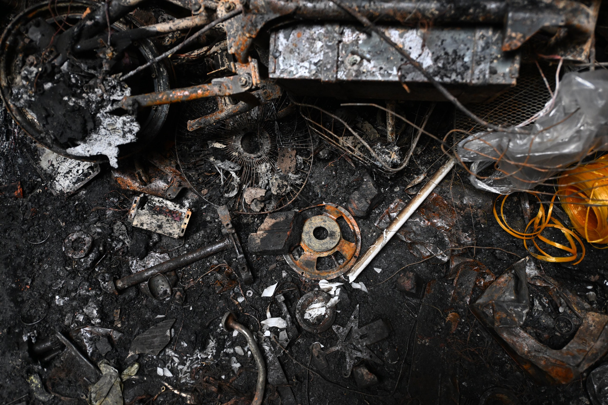 Sau nỗ lực chữa cháy, khoảng 1 giờ ngày 24/5 ngọn lửa được dập tắt. Người dân trong khu vực ghi nhận nhiều thi thể được đưa ra ngoài. Đến 6 giờ, theo thống kê ban đầu có 14 người tử vong tại hiện trường đã được đưa ra khỏi ngôi nhà cháy đến Bệnh viện Giao thông vận tải. Ngoài ra, còn có một số trường hợp bị thương khác.