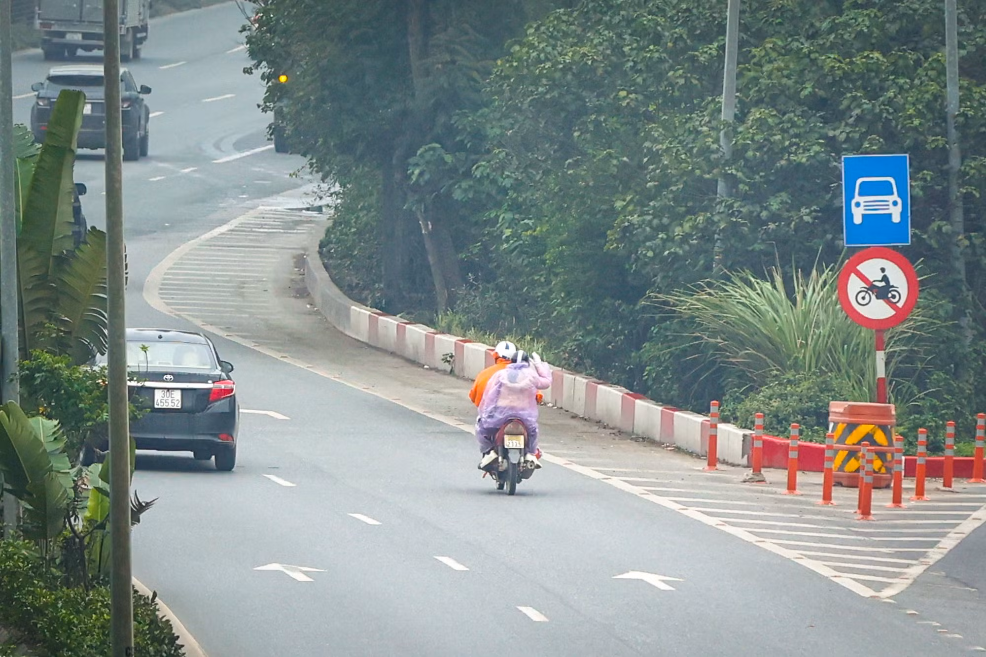 [Ảnh] Hàng loạt xe máy ngang nhiên đi vào Đại lộ Thăng Long ảnh 2