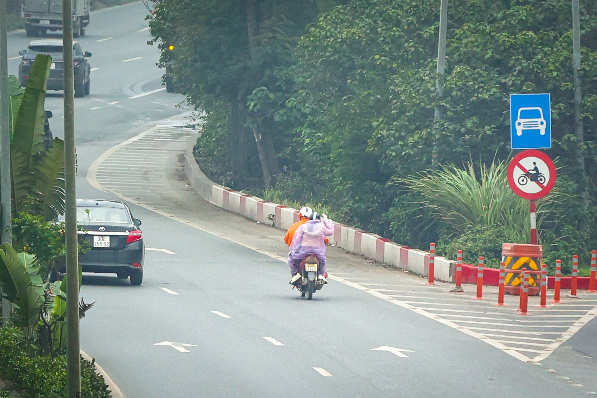 [Ảnh] Hàng loạt xe máy ngang nhiên đi vào Đại lộ Thăng Long ảnh 2