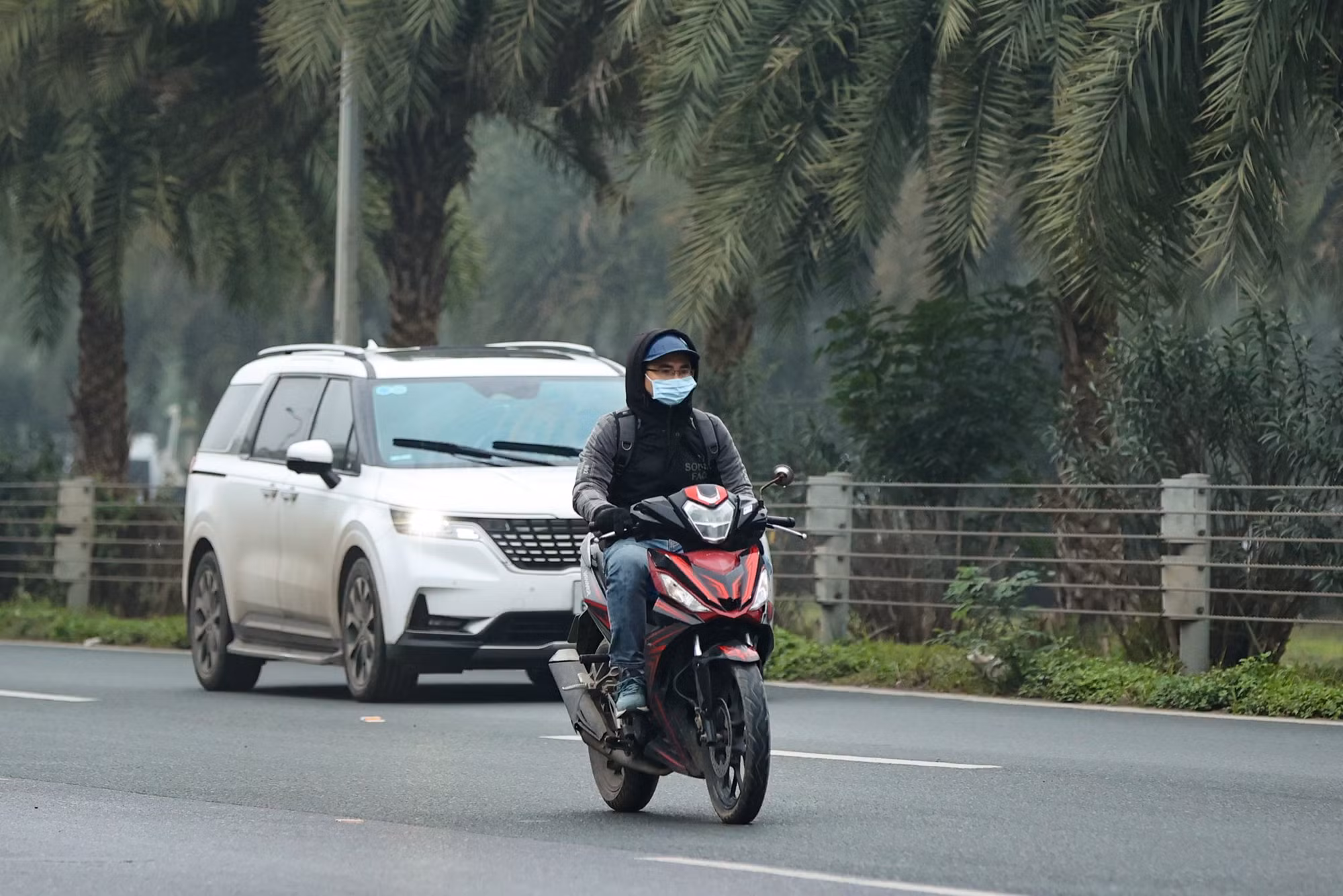 [Ảnh] Hàng loạt xe máy ngang nhiên đi vào Đại lộ Thăng Long ảnh 5