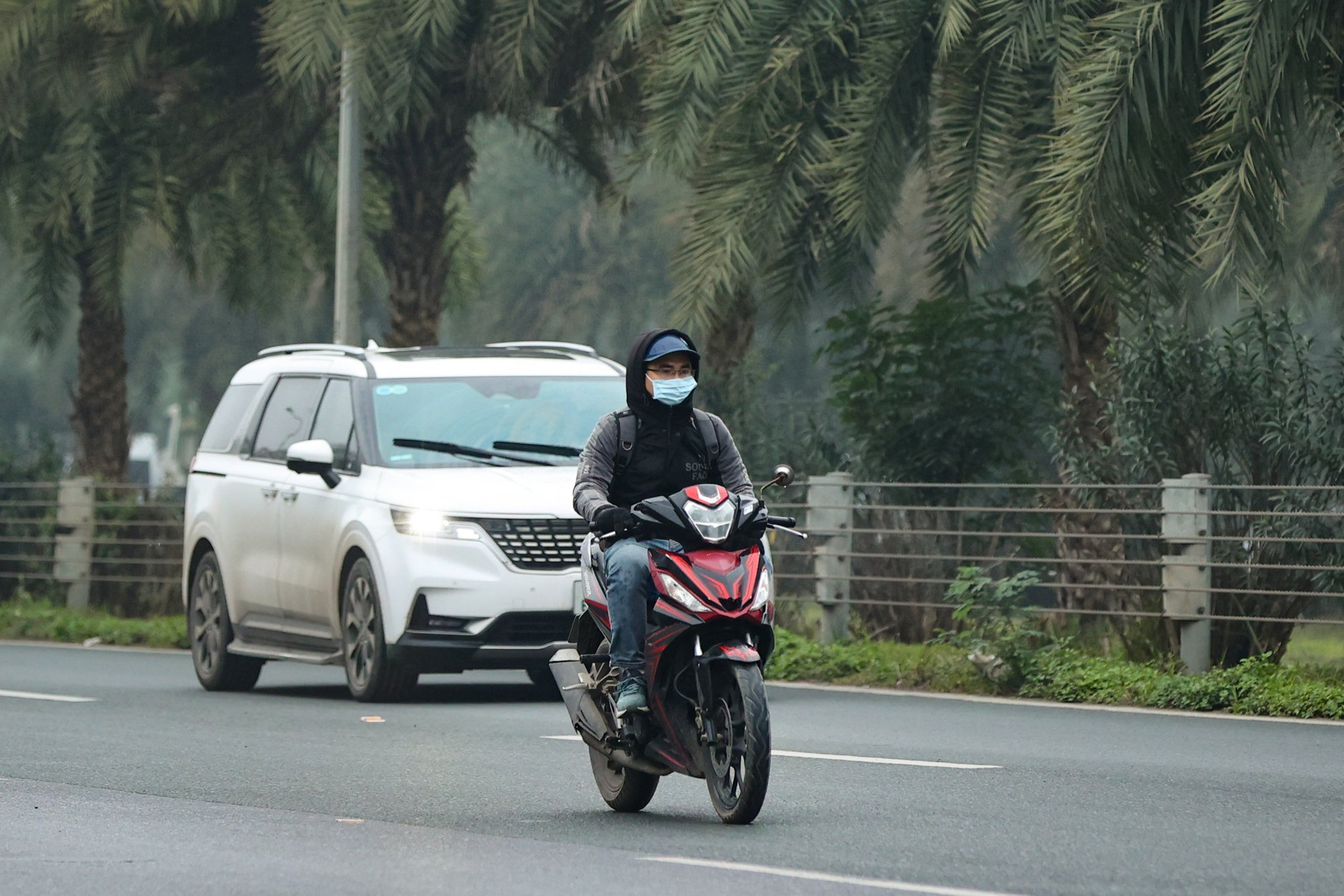 [Ảnh] Hàng loạt xe máy ngang nhiên đi vào Đại lộ Thăng Long ảnh 5