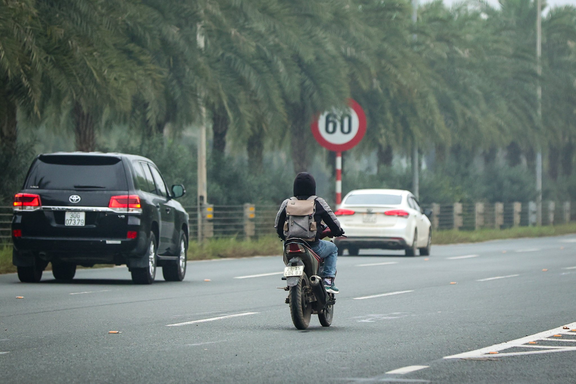 [Ảnh] Hàng loạt xe máy ngang nhiên đi vào Đại lộ Thăng Long ảnh 4