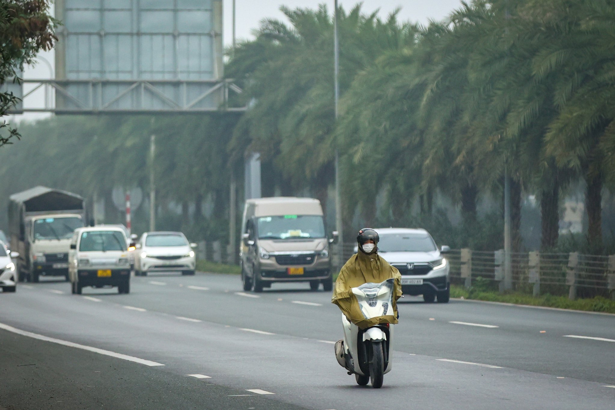 [Ảnh] Hàng loạt xe máy ngang nhiên đi vào Đại lộ Thăng Long ảnh 3