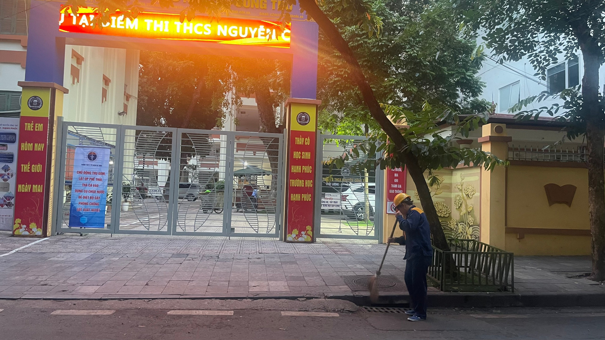 [Ảnh] Hơn 4.000 tình nguyện viên đồng hành, tiếp sức thí sinh thi vào lớp 10 tại Hà Nội ảnh 15