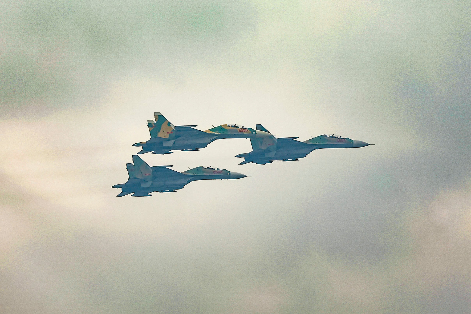 Biên đội Su-30MK2 bay qua lễ đài, cùng lúc nhả đạn mồi bẫy tên lửa trên bầu trời.