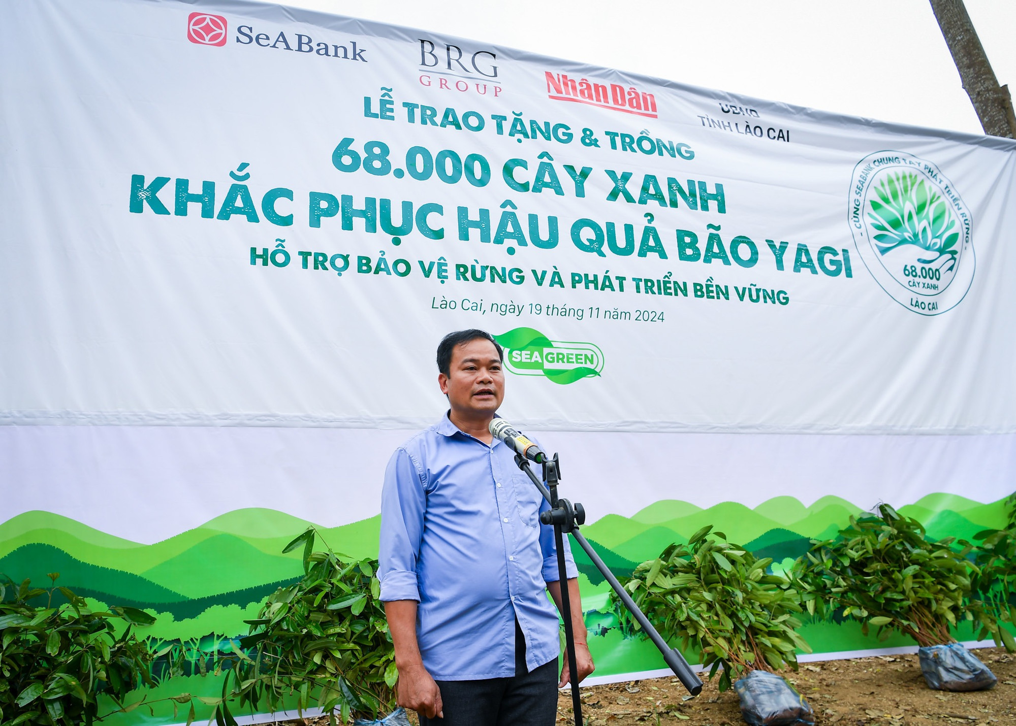 Thay mặt nhân dân thôn Làng Nủ, trưởng thôn Hoàng Văn Diệp bày tỏ niềm cảm kích với nghĩa cử của Báo Nhân Dân. Anh cũng cho biết, thời gian qua, nhờ sự chung tay của cộng đồng, thôn Làng Nủ đang từng bước hồi sinh sau thảm họa.