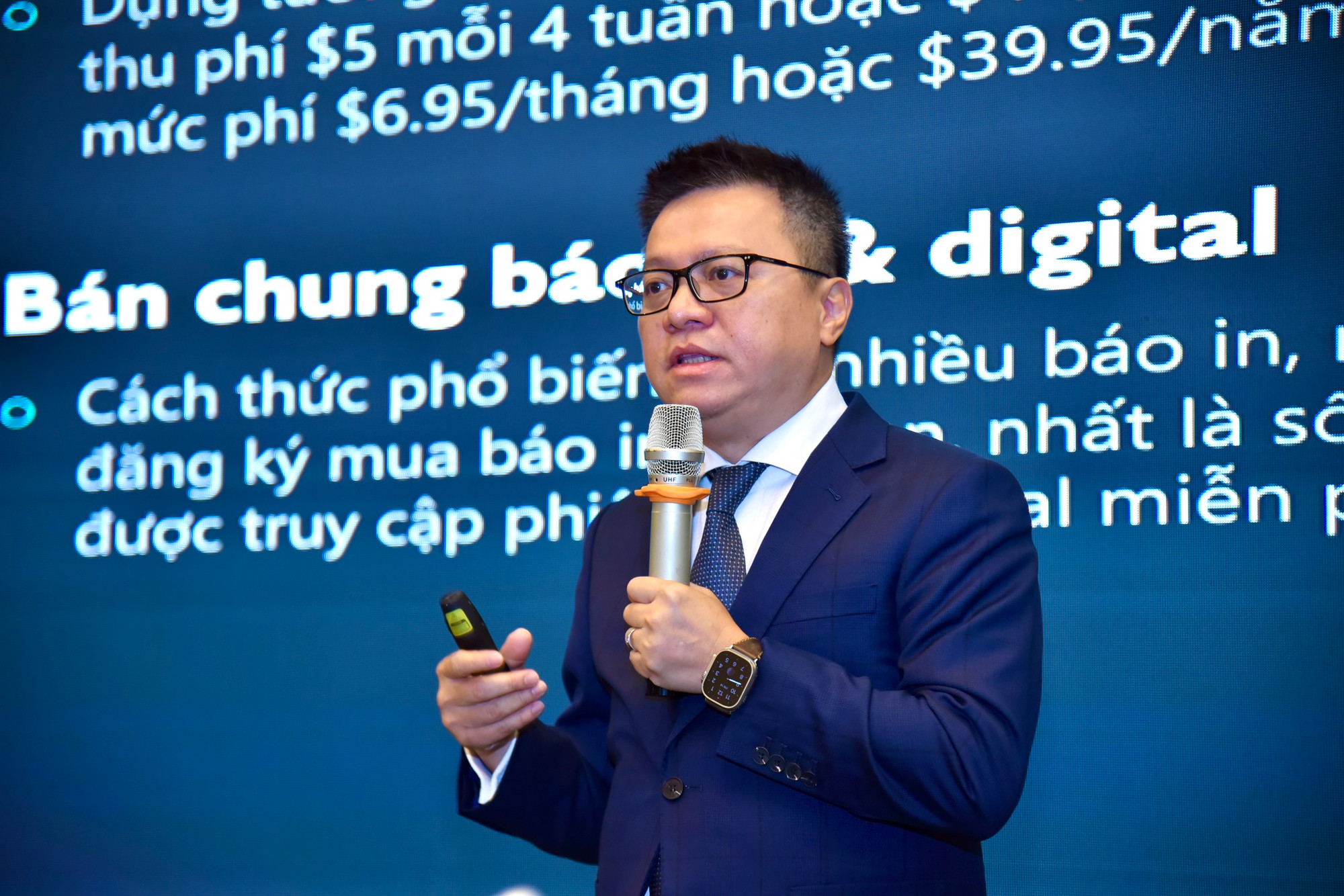 Nhà báo Lê Quốc Minh, Ủy viên Trung ương Đảng, Tổng Biên tập Báo Nhân Dân, Phó Trưởng Ban Tuyên giáo Trung ương, Chủ tịch Hội Nhà báo Việt Nam trình bày tham luận về cách các cơ quan báo chí lớn trên thế giới tìm cách tạo ra nguồn thu mới.