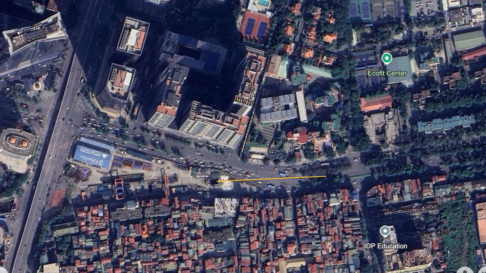 Vị trí đường hầm đã đào (vạch vàng) đang hướng thẳng về phía ga ngầm S10 (Cát Linh). Việc đào hầm được bảo đảm đúng hướng dựa vào hệ thống toàn đạc đặt dọc lý trình, kết hợp với các cảm biến ở mũi khoan. (Ảnh: Google Earth)