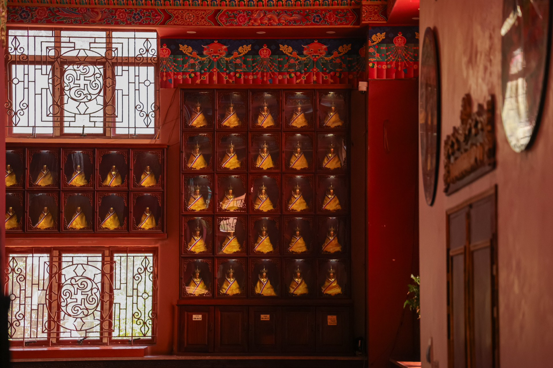 Đặc biệt là những vòng tròn Mandala (một biểu tượng quan trọng của pháp môn Mật tông) xuất hiện liên tục trên các chi tiết trang trí.