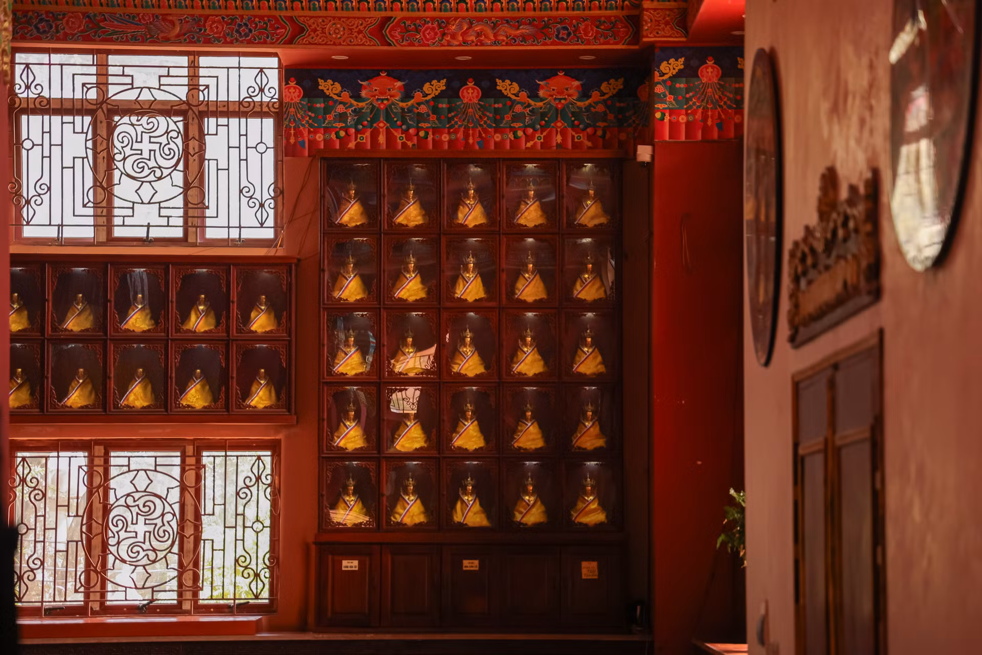 Đặc biệt là những vòng tròn Mandala (một biểu tượng quan trọng của pháp môn Mật tông) xuất hiện liên tục trên các chi tiết trang trí.