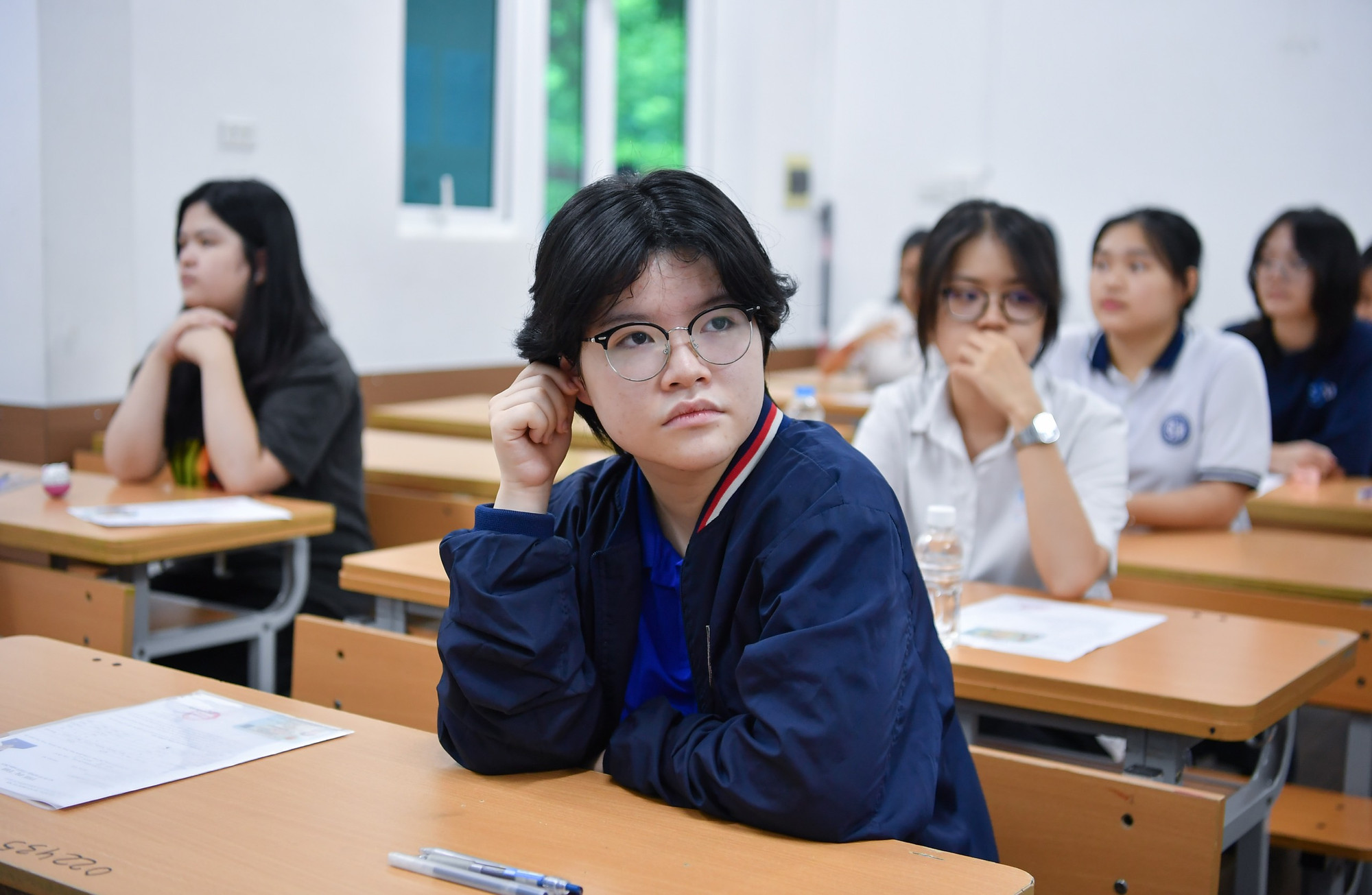 Chờ đợi tới giờ làm bài.