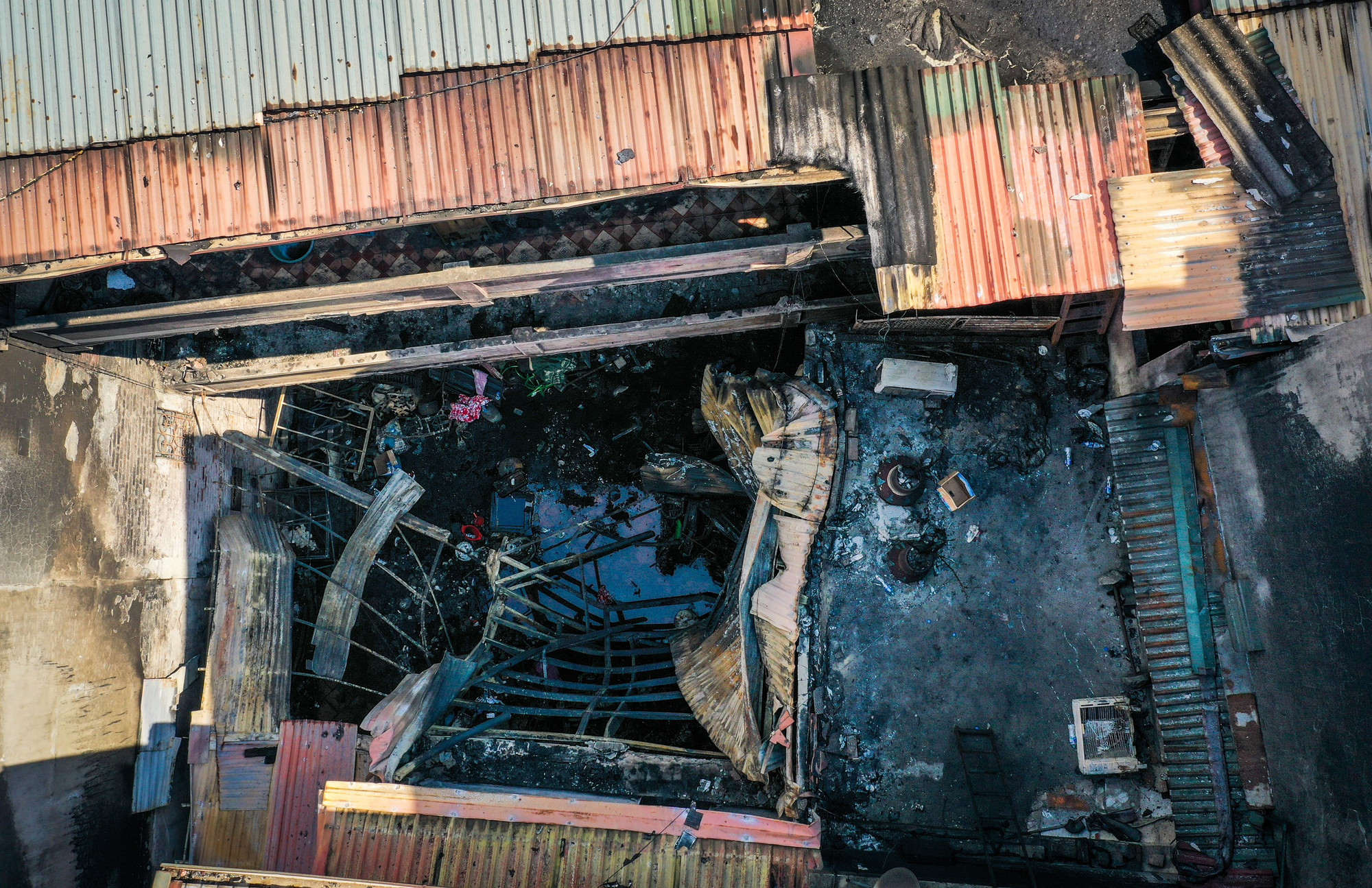 Chiều 24/5, tại hiện trường vụ cháy nhà trọ khiến 14 người chết trên phố Trung Kính, cơ quan điều tra vẫn đang tiếp tục làm việc.