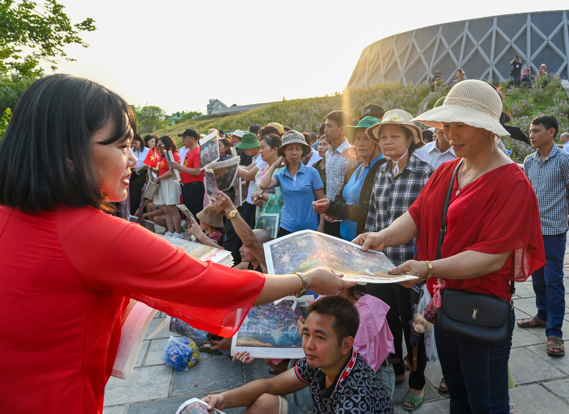 Đông đảo công chúng hào hứng với Triển lãm tại Điện Biên.