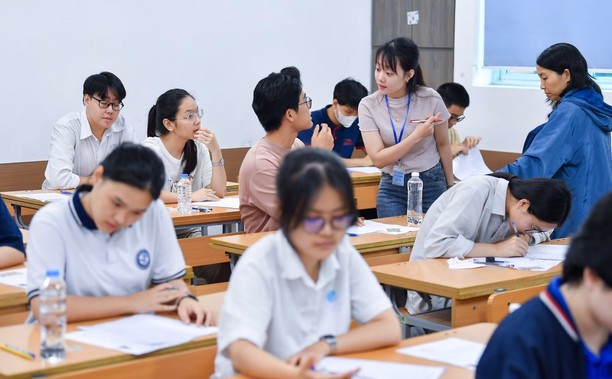 Theo thống kê của Bộ Giáo dục và Đào tạo, Kỳ thi tốt nghiệp trung học phổ thông năm nay có hơn 1,07 triệu thí sinh đăng ký dự thi, tăng hơn 45.000 em so với năm 2023, trong đó có gần 47.000 thí sinh tự do. Theo thống kê của Bộ Giáo dục và Đào tạo, Kỳ thi tốt nghiệp trung học phổ thông năm nay có hơn 1,07 triệu thí sinh đăng ký dự thi, tăng hơn 45.000 em so với năm 2023, trong đó có gần 47.000 thí sinh tự do.