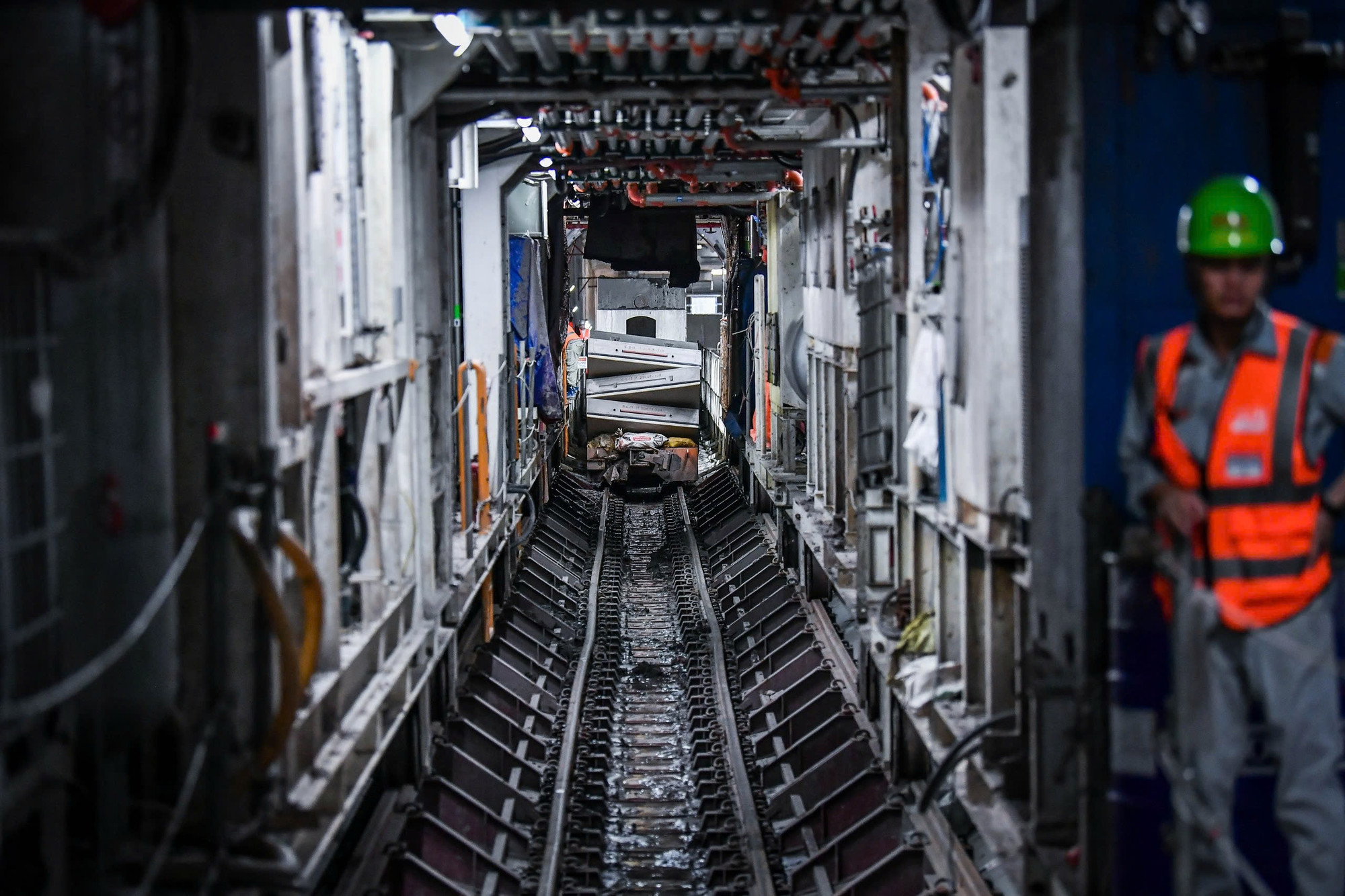 Vận chuyển các tấm vách hầm vào vị trí mũi khoan.