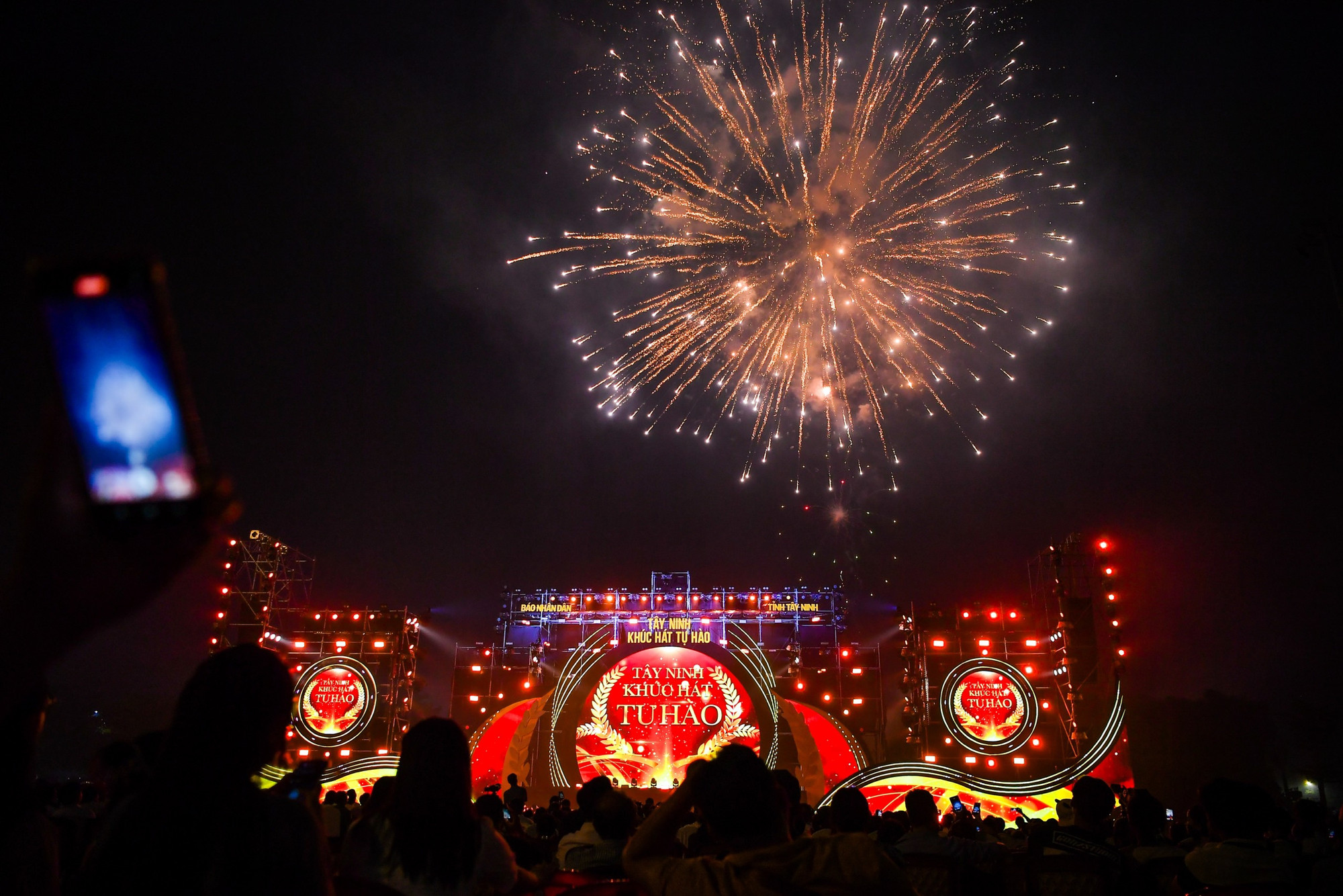 Màn pháo hoa tầm cao kéo dài 15 phút khiến cho khán giả vô cùng hào hứng.