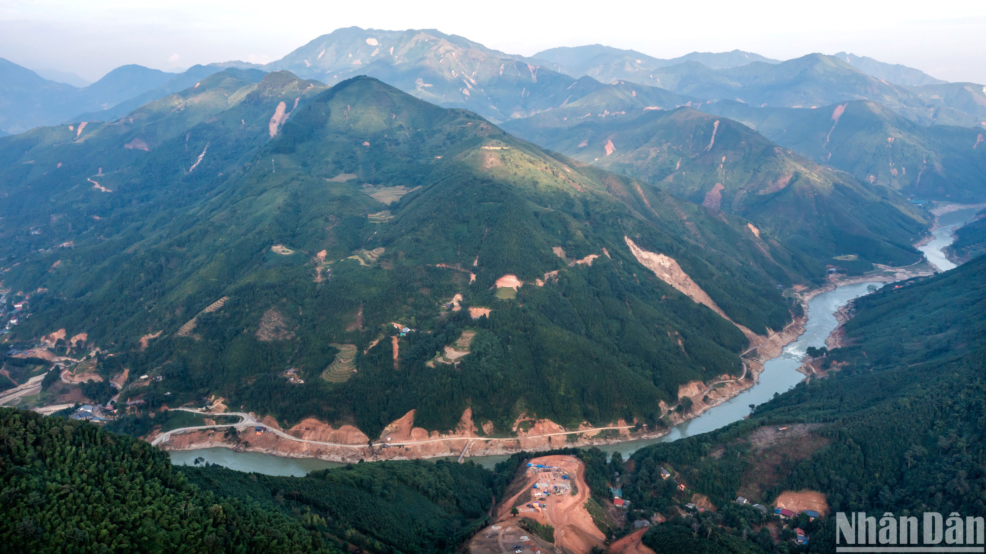 Nhìn từ mặt sông Chảy, bản Kho Vàng trong tương lai sẽ trên lưng chừng trời đất. Chung quanh, không có núi đồi nên nguy cơ sạt lở cũng giảm thiểu.