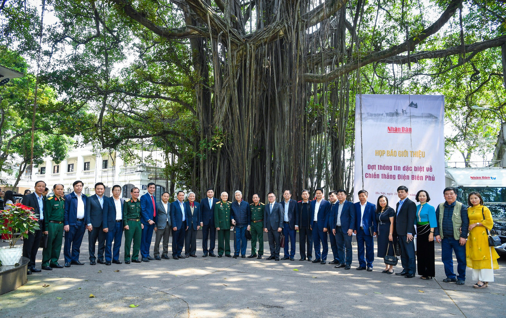 Các đại biểu chụp ảnh lưu niệm tại Báo Nhân Dân.