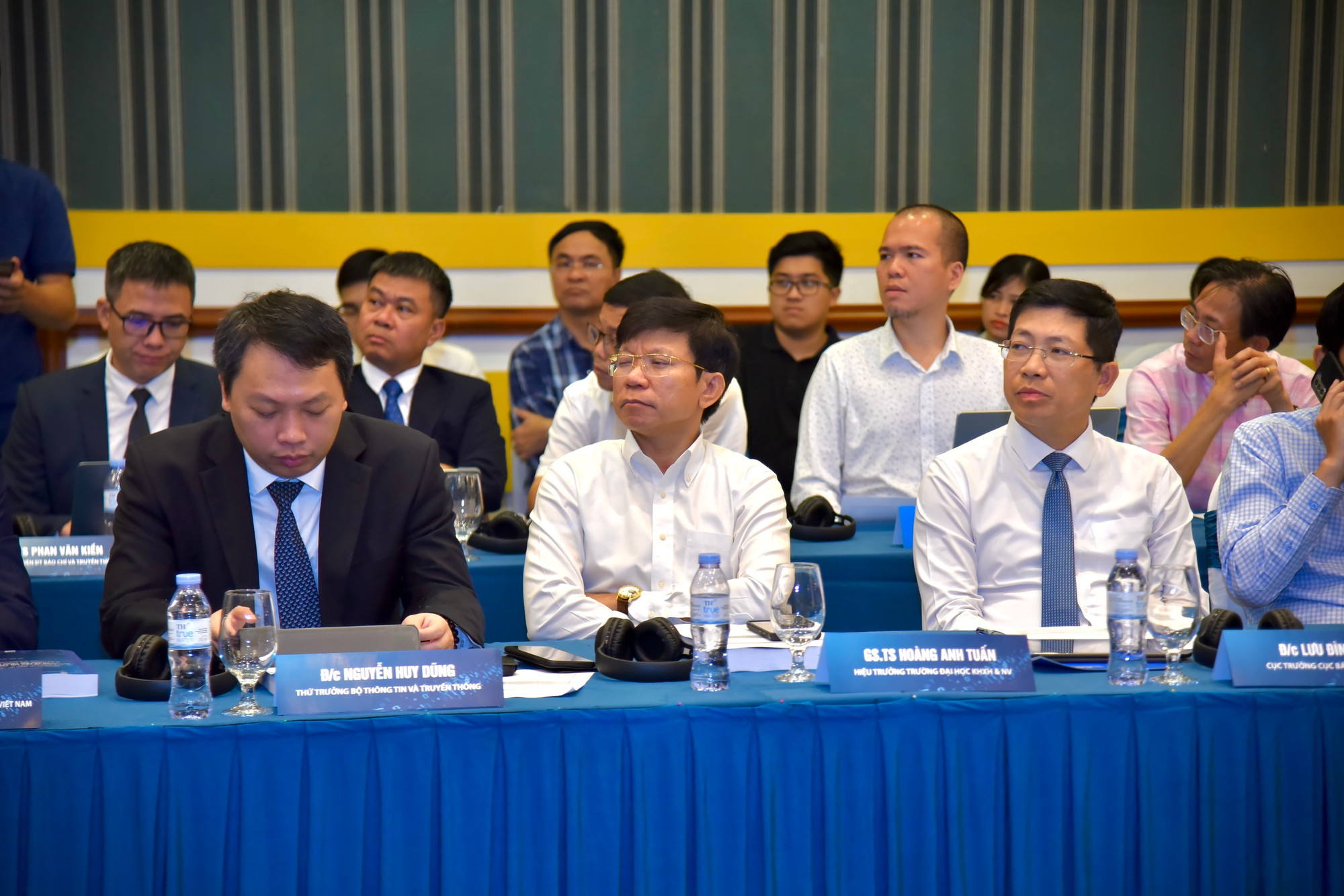 Các đại biểu tham dự hội thảo.