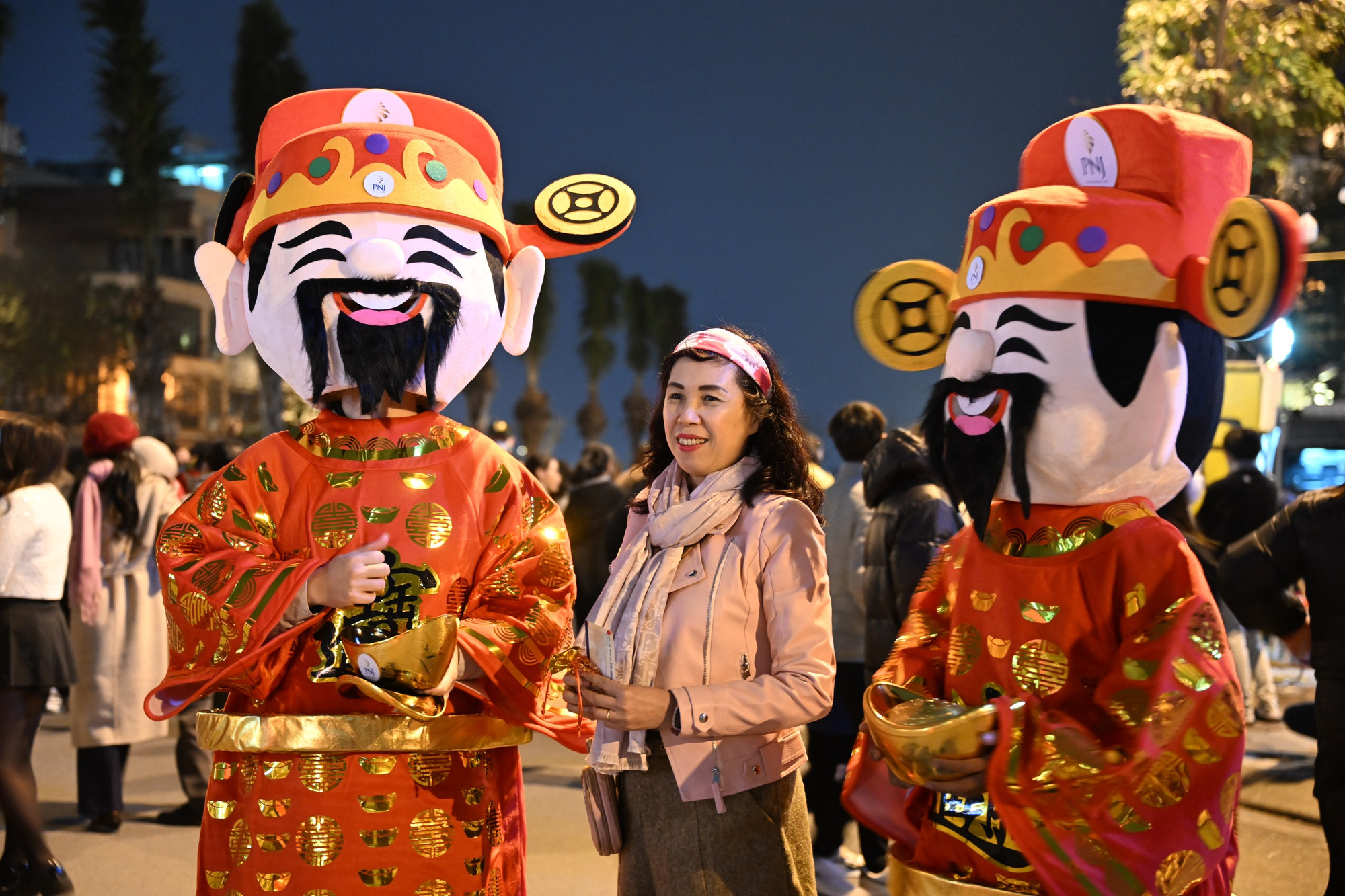 Tranh thủ mua lộc ngày cuối cùng của năm cũ. Tranh thủ mua lộc ngày cuối cùng của năm cũ.