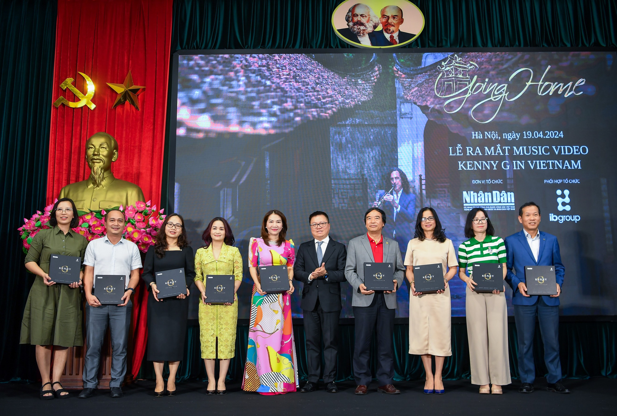 Ban tổ chức trao tặng MV “Going Home” cho đại diện các tập đoàn du lịch - khách sạn, hãng hàng không...