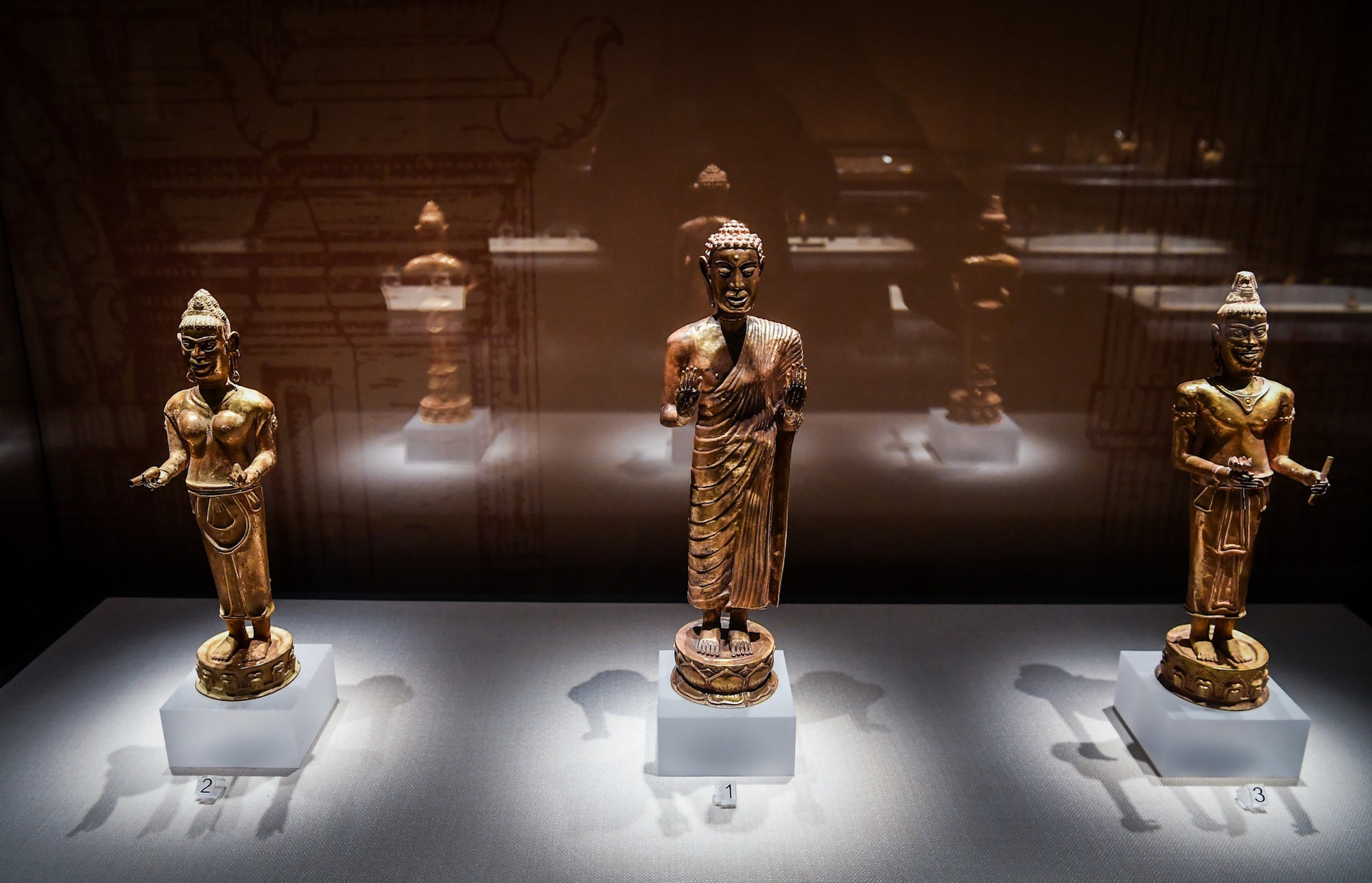 Tượng Phật Buddha (ở giữa) và hai bức tượng Bồ tát Avalokitesvara (Quan Thế Âm) được đúc bằng vàng, có niên đại từ thế kỷ 17-18.