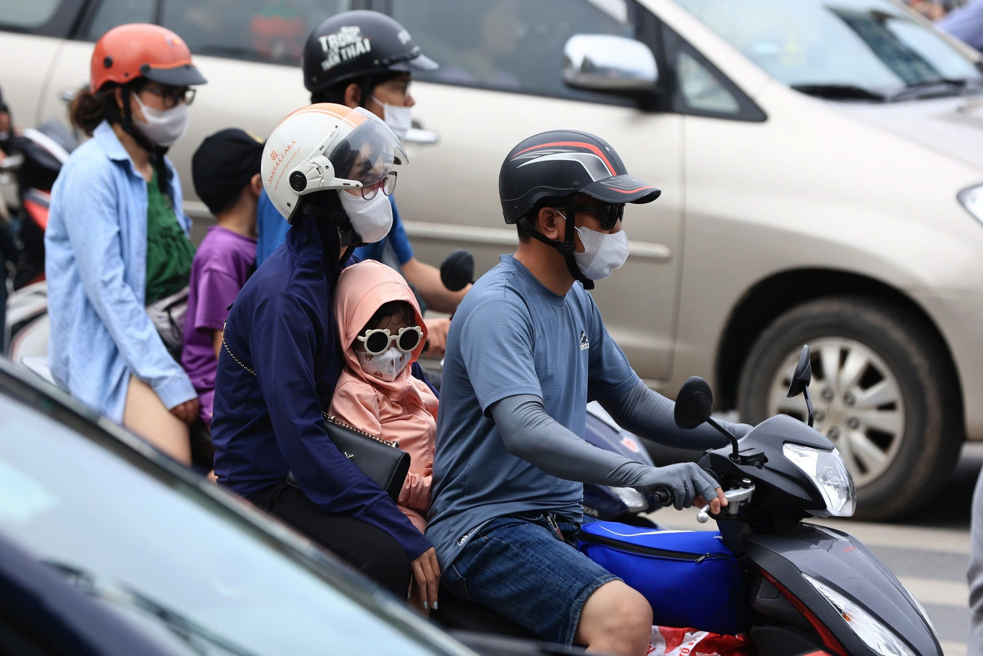 Nhiều người chọn di chuyển bằng xe máy để trở lại Hà Nội.