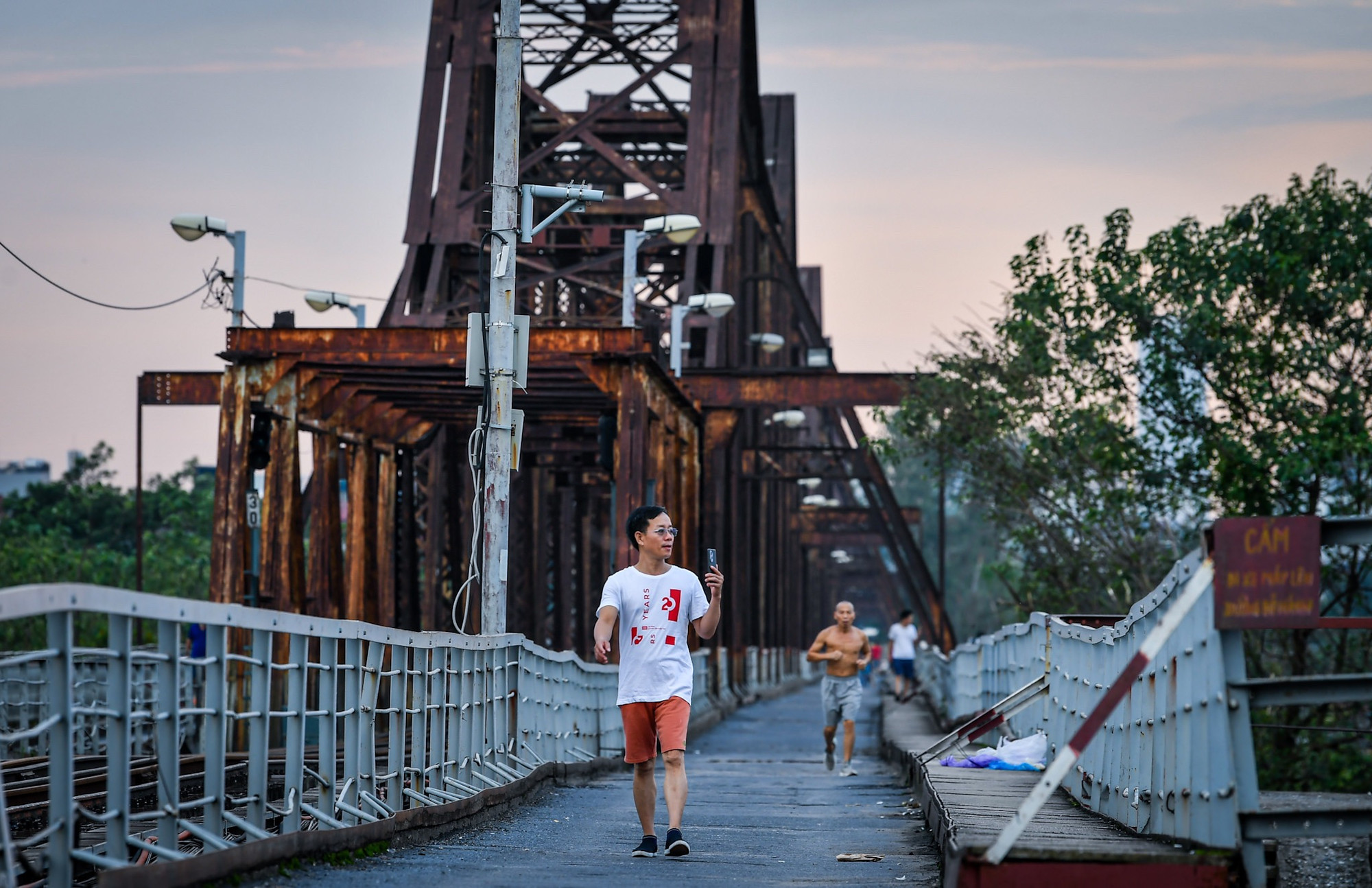 [Ảnh] Bất chấp lệnh cấm, người dân vẫn lên cầu Long Biên... dạo mát ảnh 6