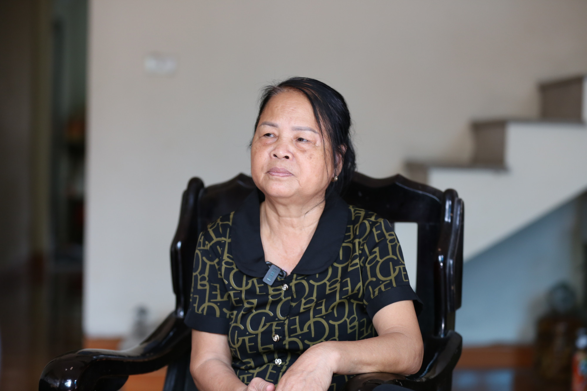 Trước giờ phút sinh ly tử biệt bà chỉ kịp ôm chầm lấy con trai rồi bật khóc...