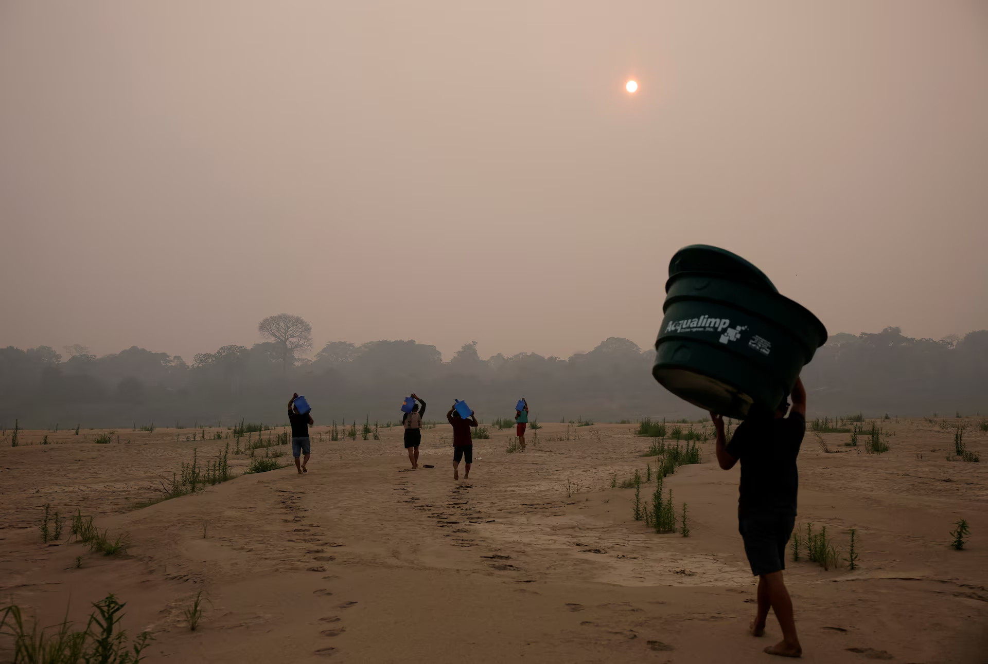 Người dân đã phải đi xa hơn để có thể lấy nước về dùng.