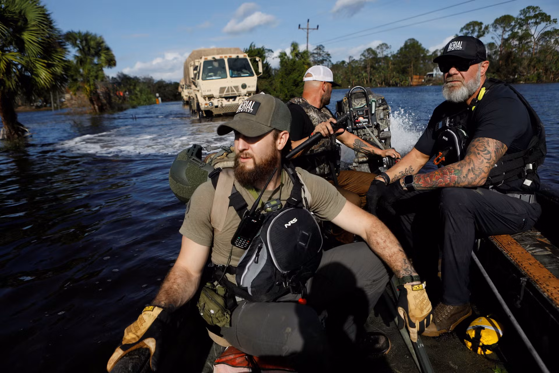 Các thành viên của nhóm cứu hộ tìm kiếm những người mắc kẹt sau bão tại Florida. (Ảnh: REUTERS)