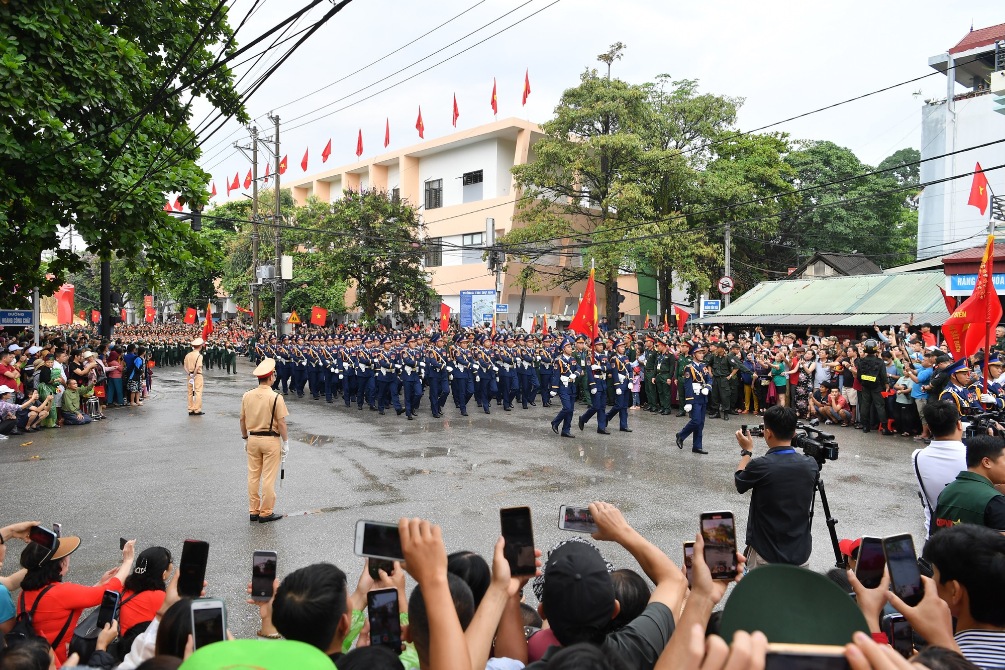 Người dân và du khách hào hứng khi các đoàn diễu hành xuất hiện.