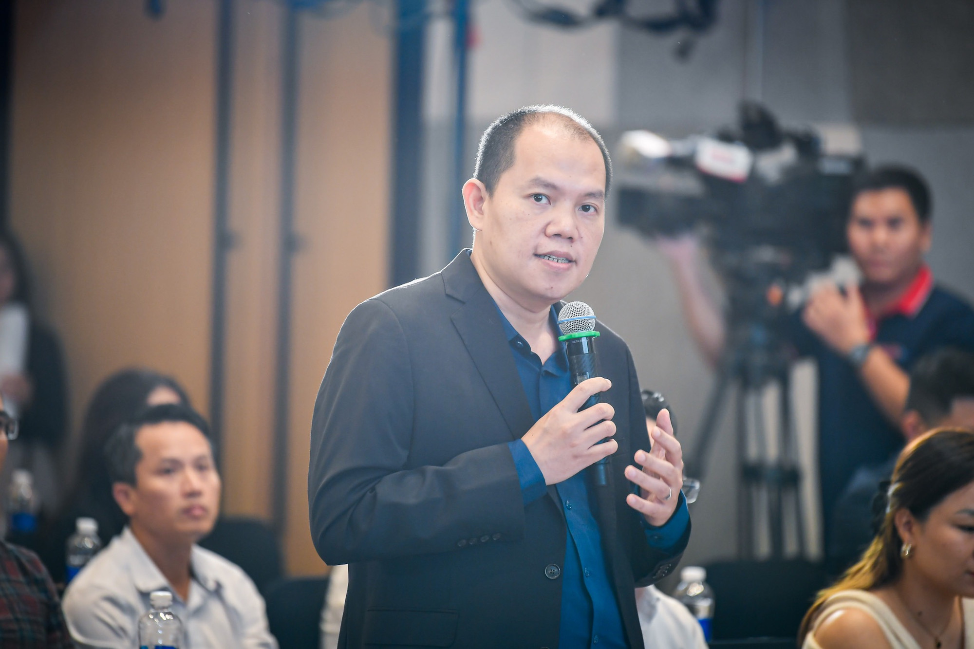 Ông Vương Vũ Thắng, Chủ tịch HĐQT VCCORP trả lời báo chí.